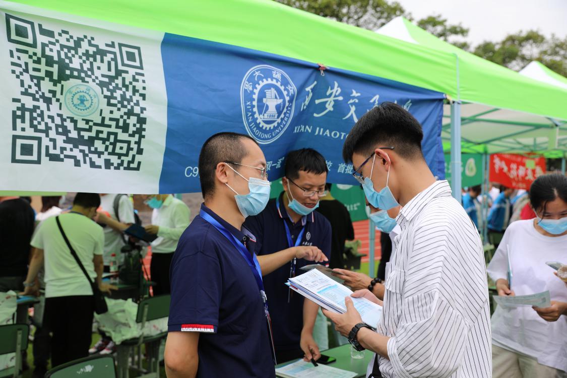 “2021年高校招生校园咨询活动”在四川省双流中学举行。