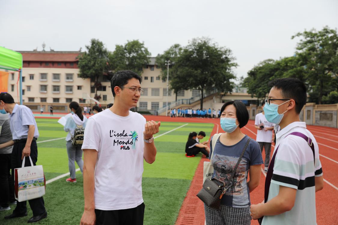 “2021年高校招生校园咨询活动”在四川省双流中学举行。图为双流中学高三班主任喻立扬在和学生交流