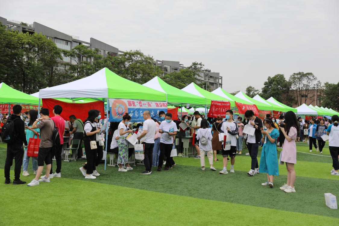“2021年高校招生校园咨询活动”在四川省双流中学举行。
