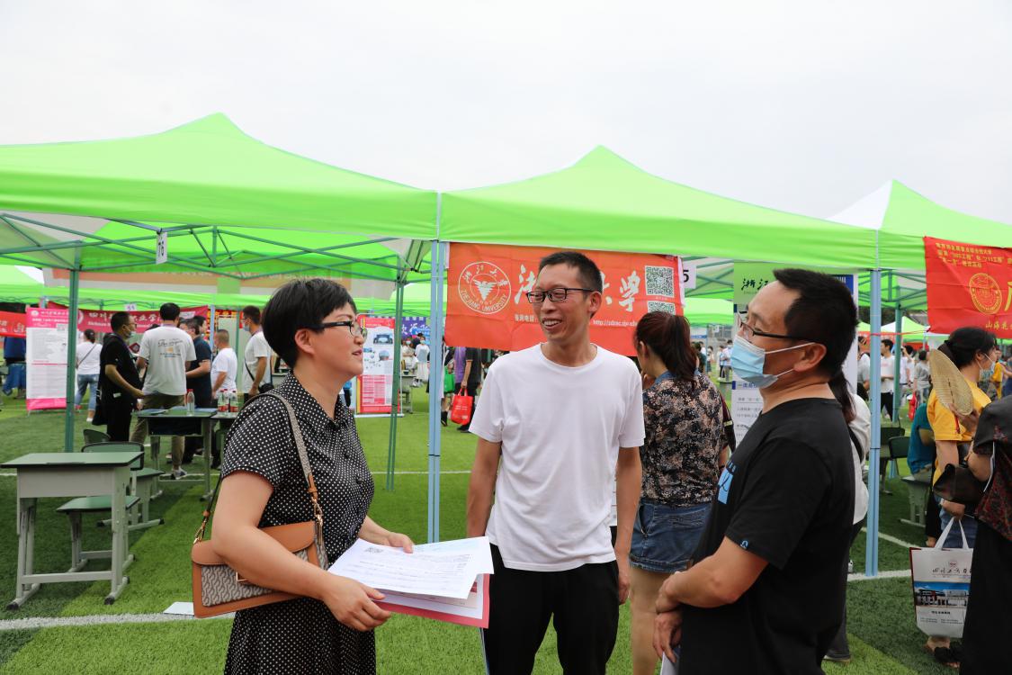 双流区教育考试中心主任杨晓芬、双流中学信息中心主任姚光桥、教务处副主任曾令勇参与本次活动