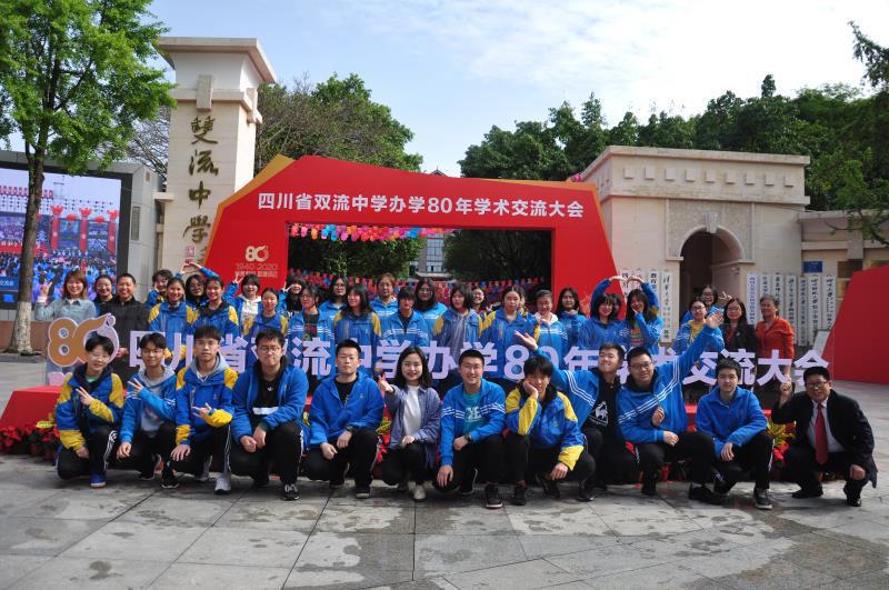 邓老师和全班同学的合影
