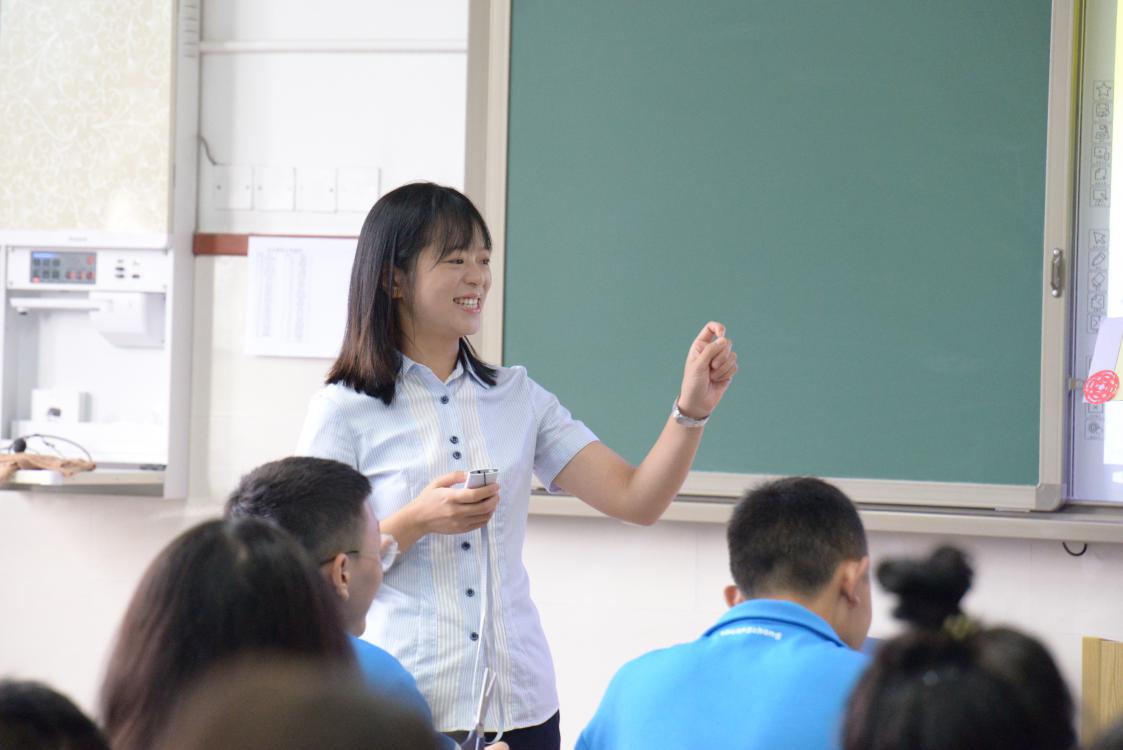 易晓琴老师给同学们讲解藏族的传统服饰