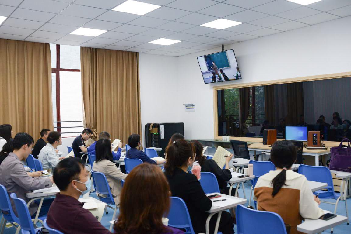 双流区各学校高中历史老师认真听课