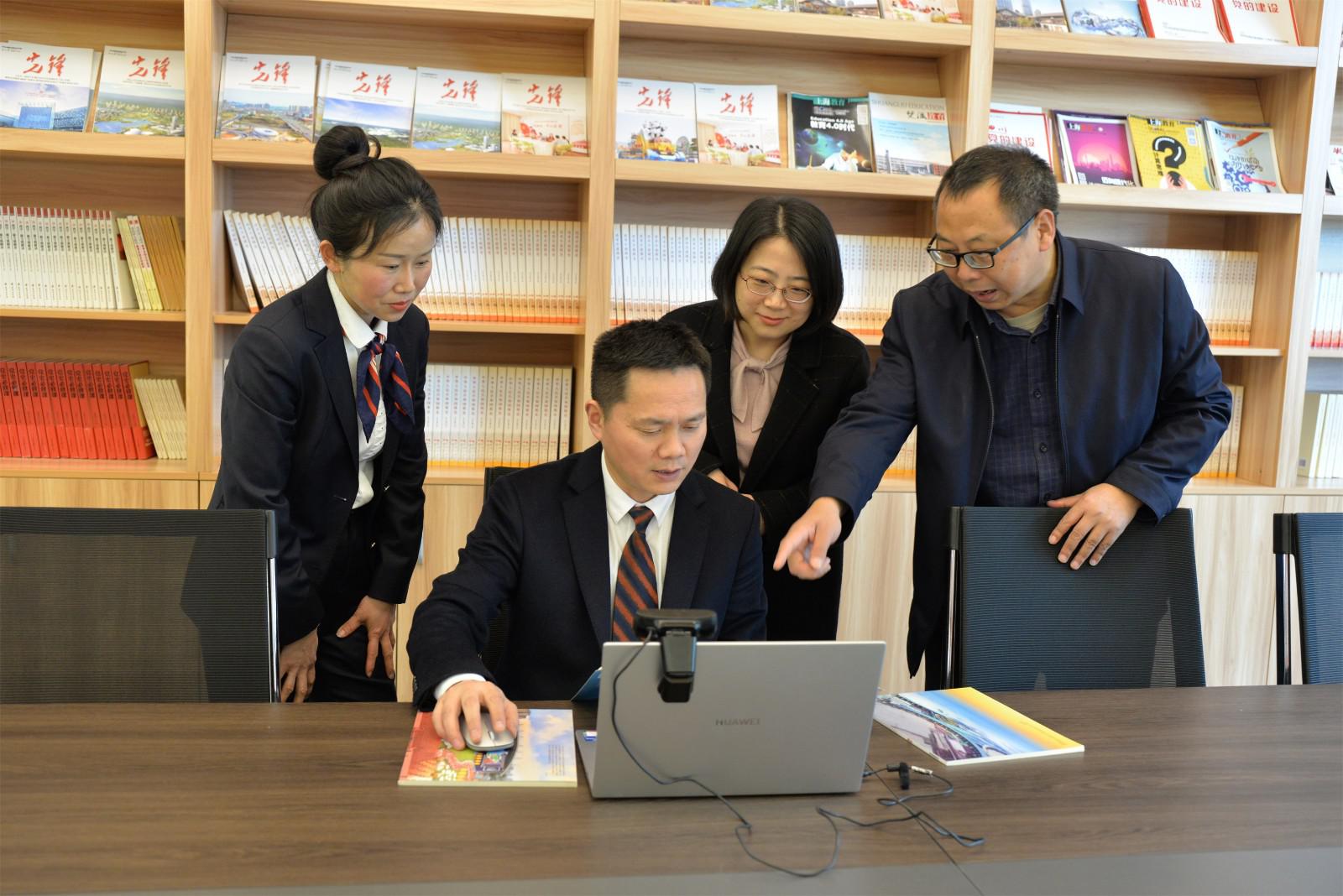 图2：双流中学英语教研组长余晓东老师审核指导本次培训相关材料
