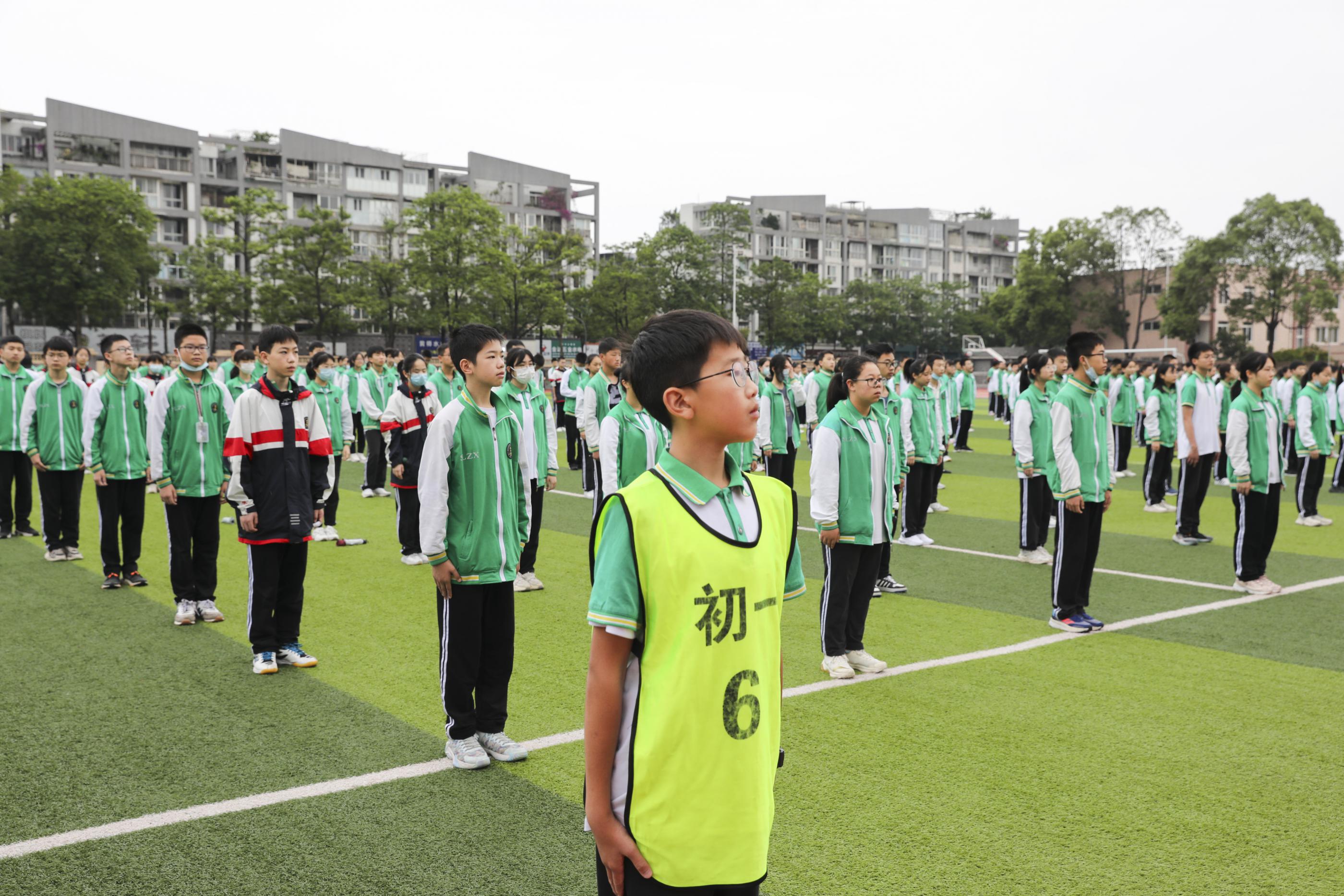 参加活动的初中学生