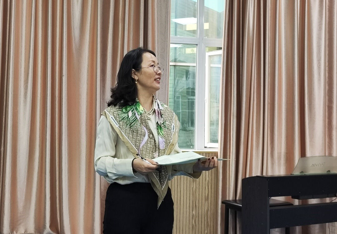 图6 棠湖外国语学校周晓芬老师评课