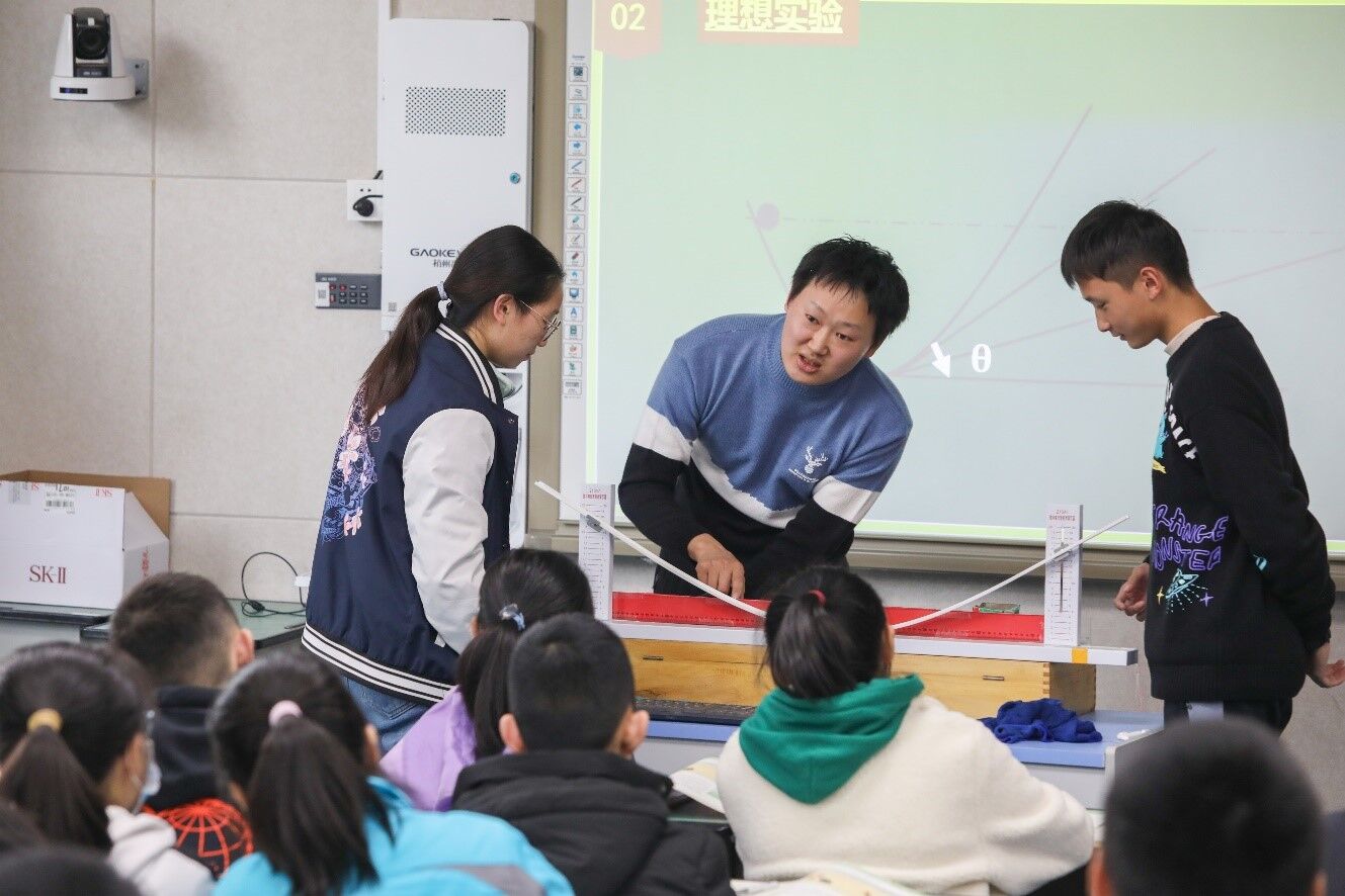 图片3 杨李怡老师带领同学进行实验演示