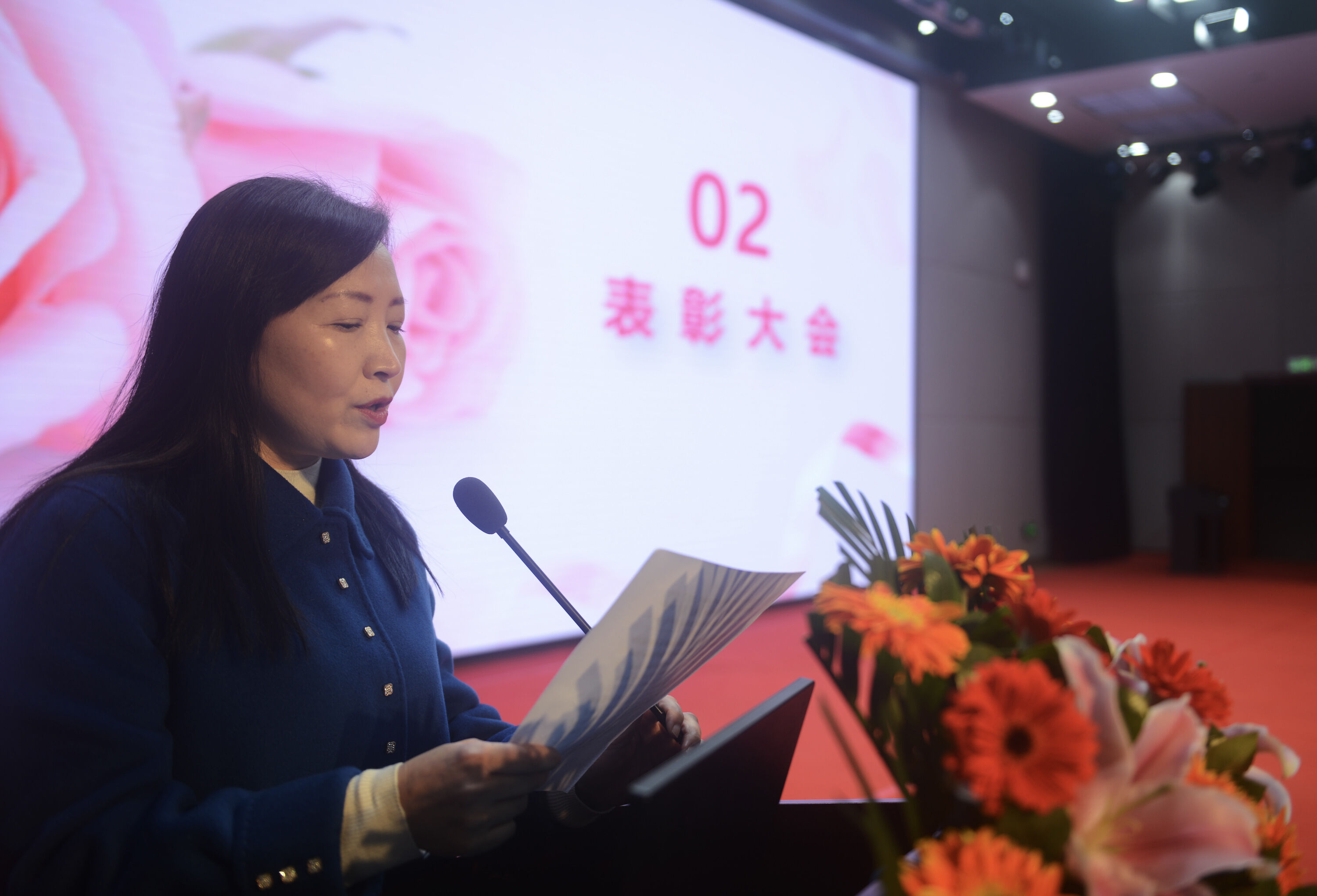 副校长谭红宣读本年度表现突出女教职工的表彰决定