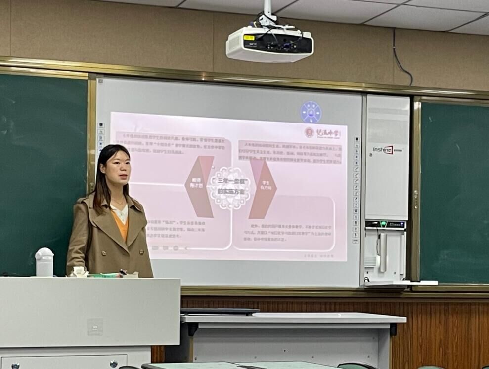 赵君老师以《文以乐雅，行以致远》为主题作讲座