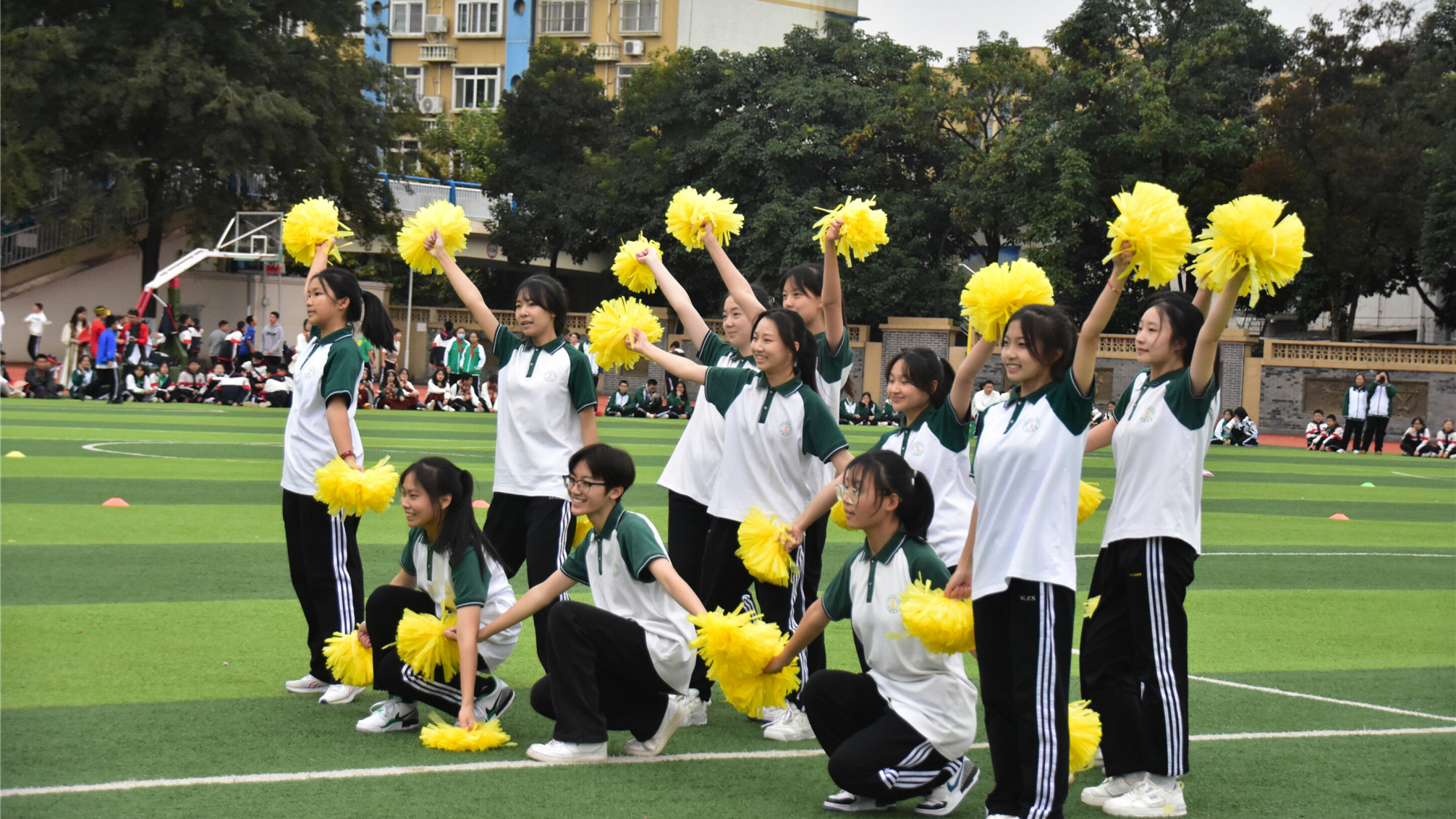 学校舞蹈队为老师们打气