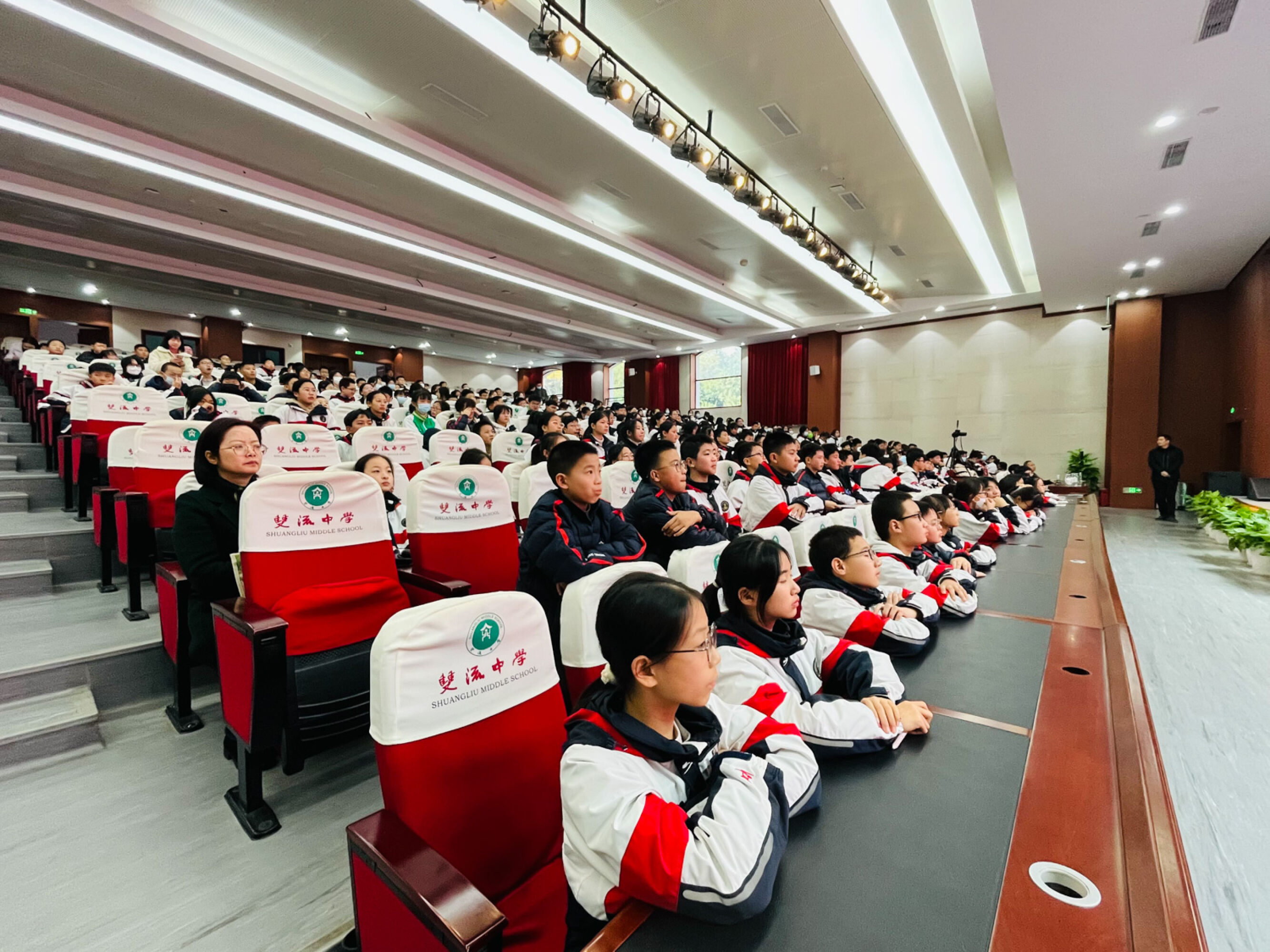图七 学生认真听讲