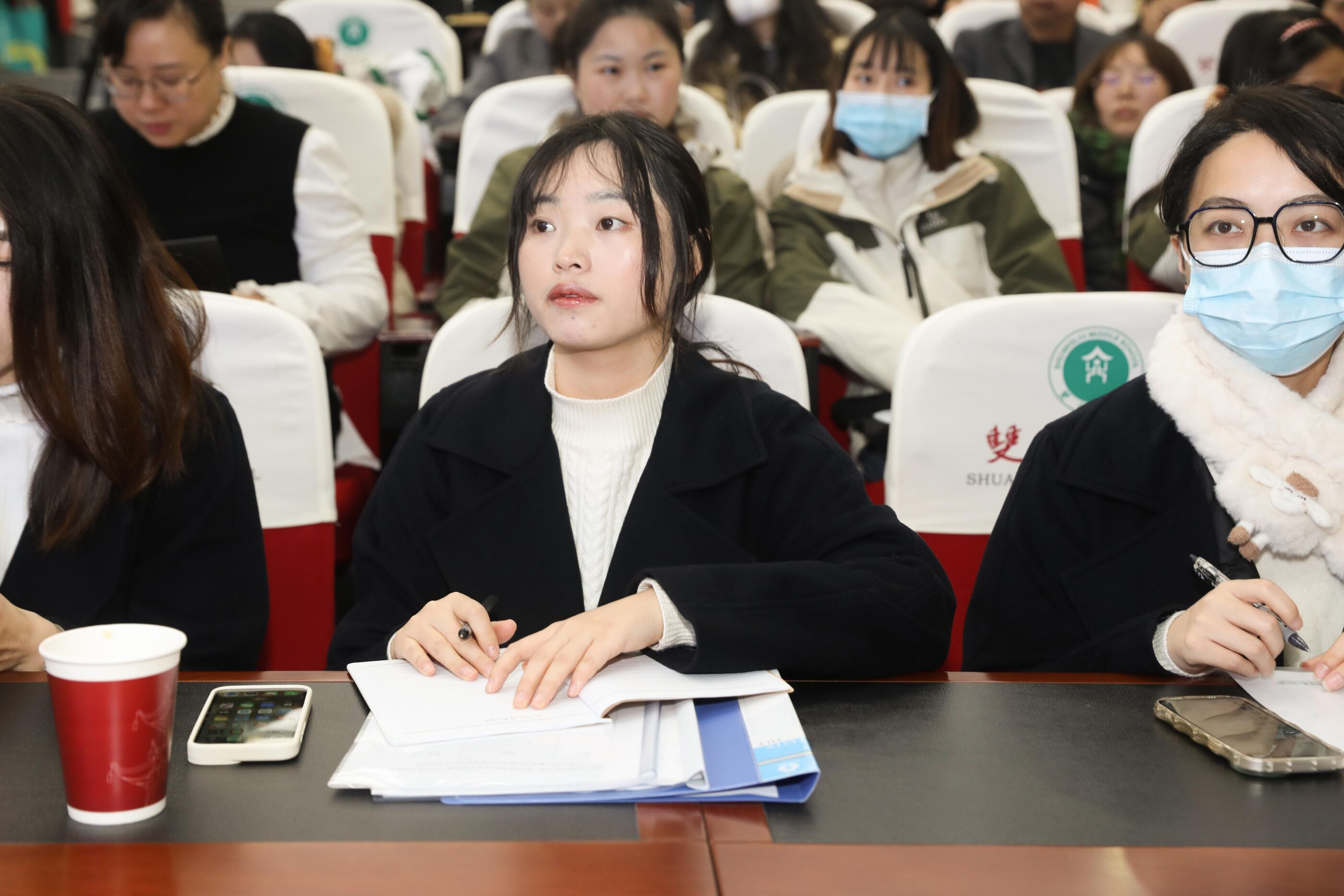 认真倾听汇报的教师们剪影