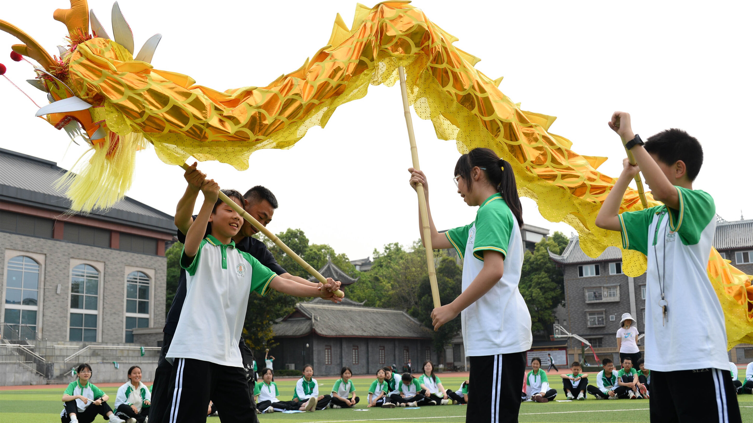 图6 同学们体验舞龙