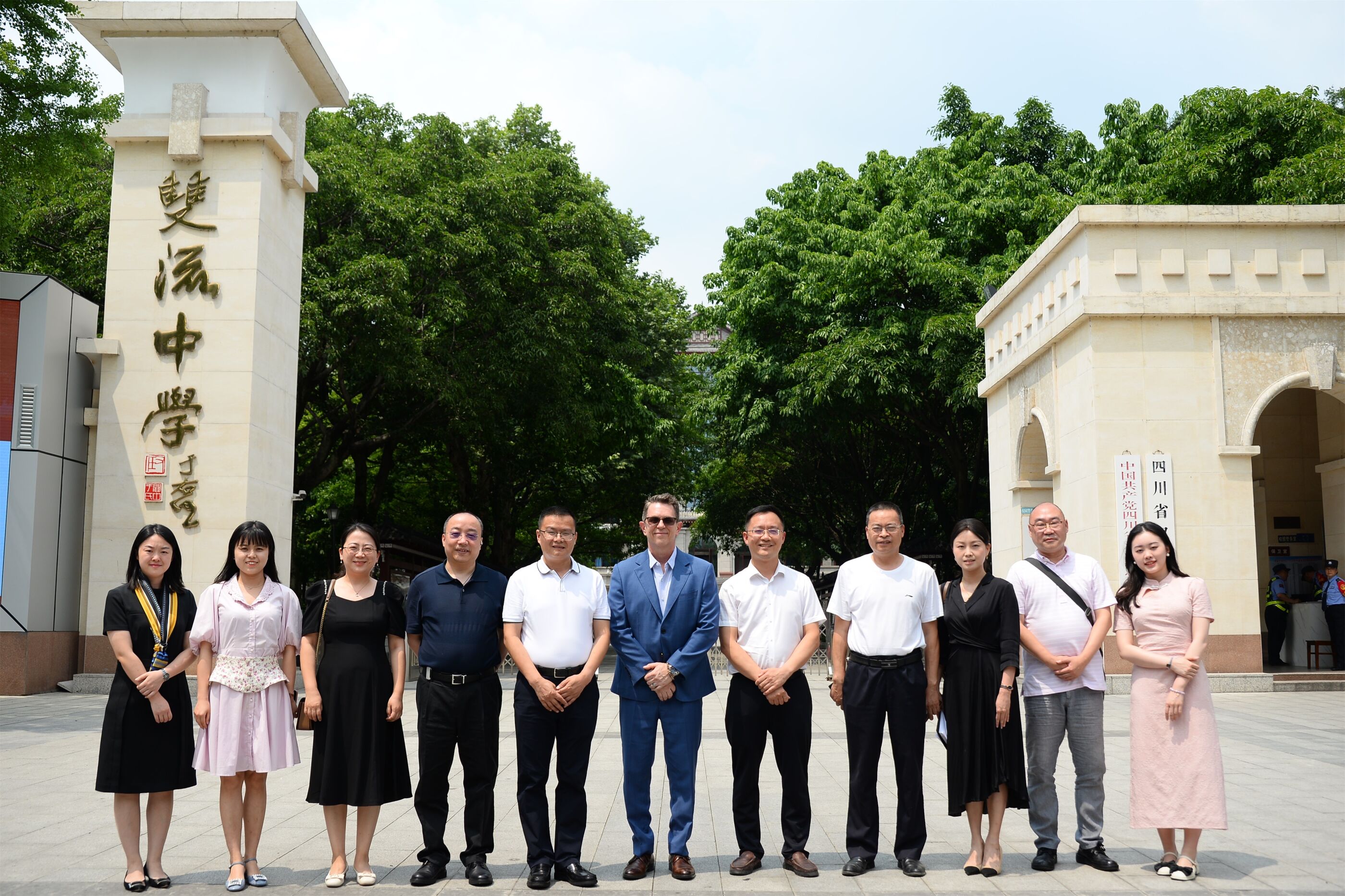 1、双方在学校门口合照留念