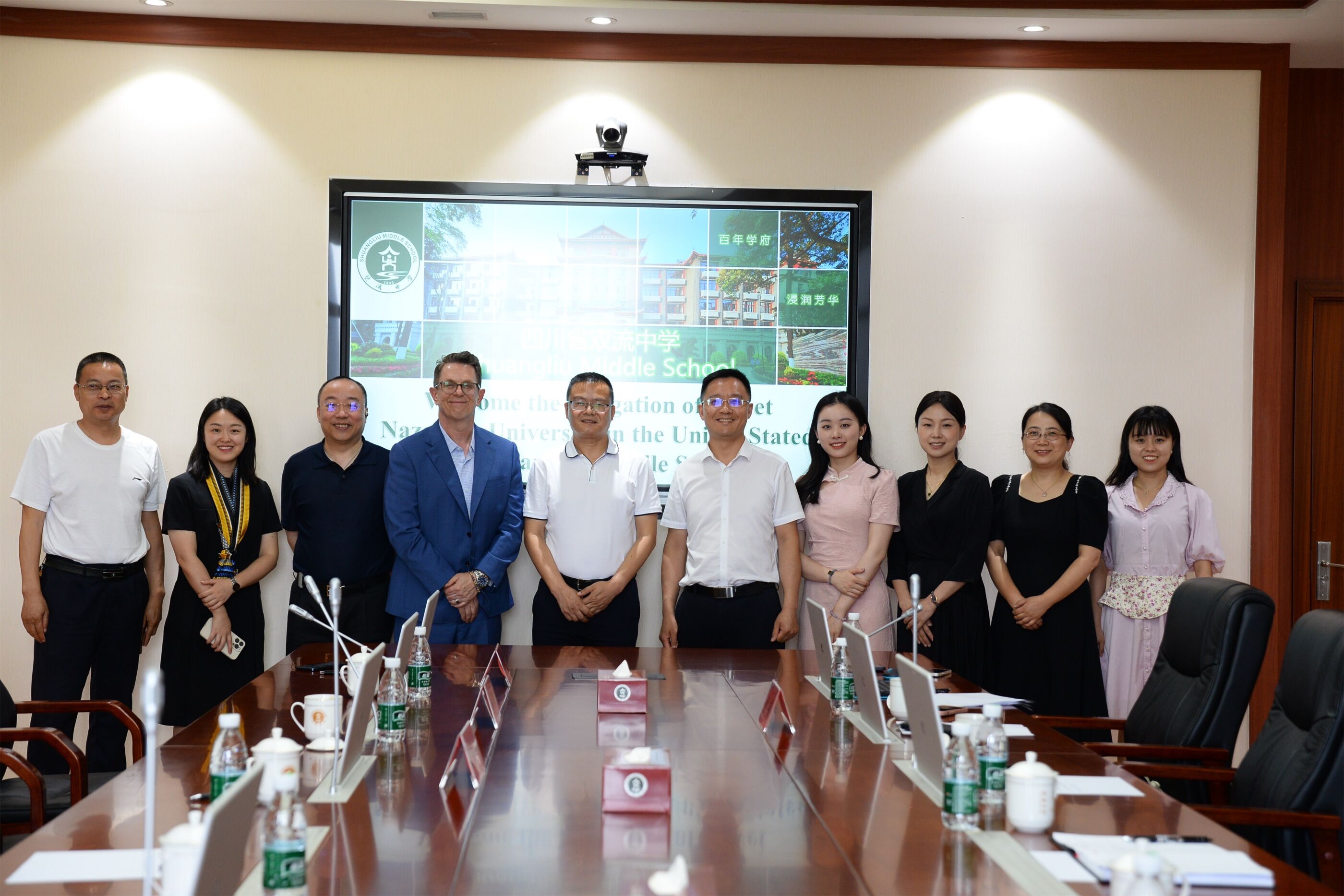 11、双方座谈会结束后会议室留影