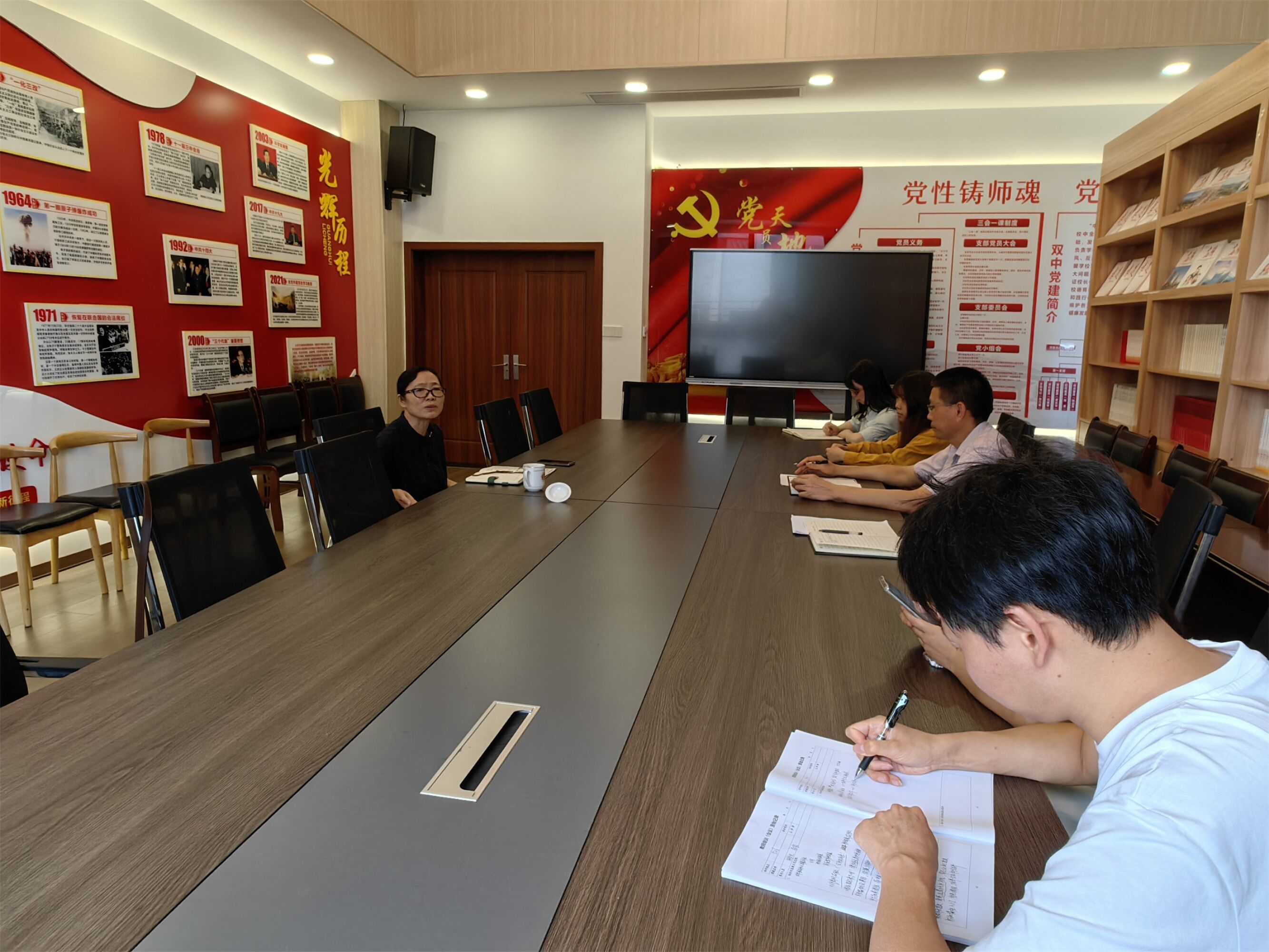 图二 与会老师认真聆听