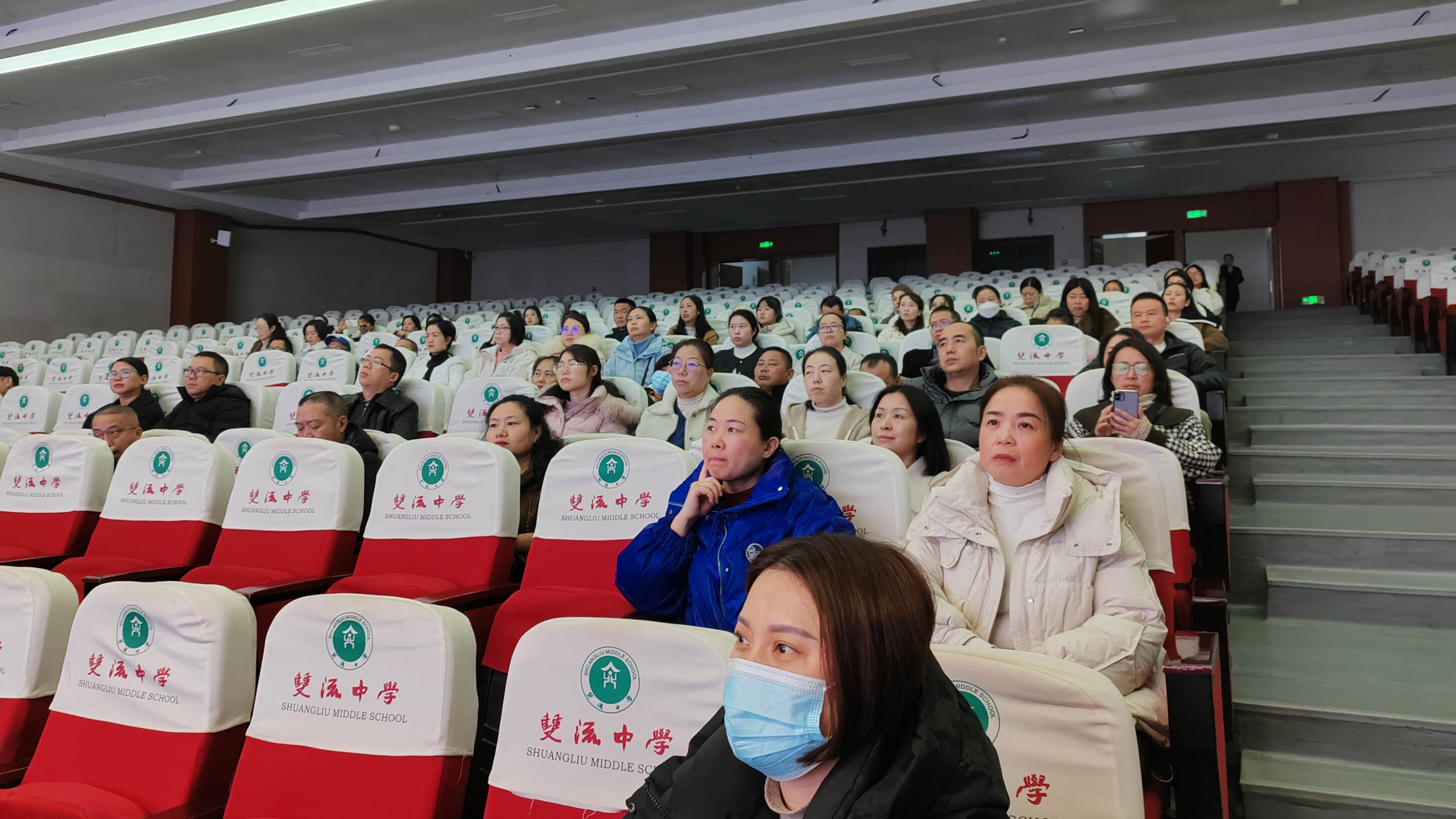 图2 家长们认真倾听