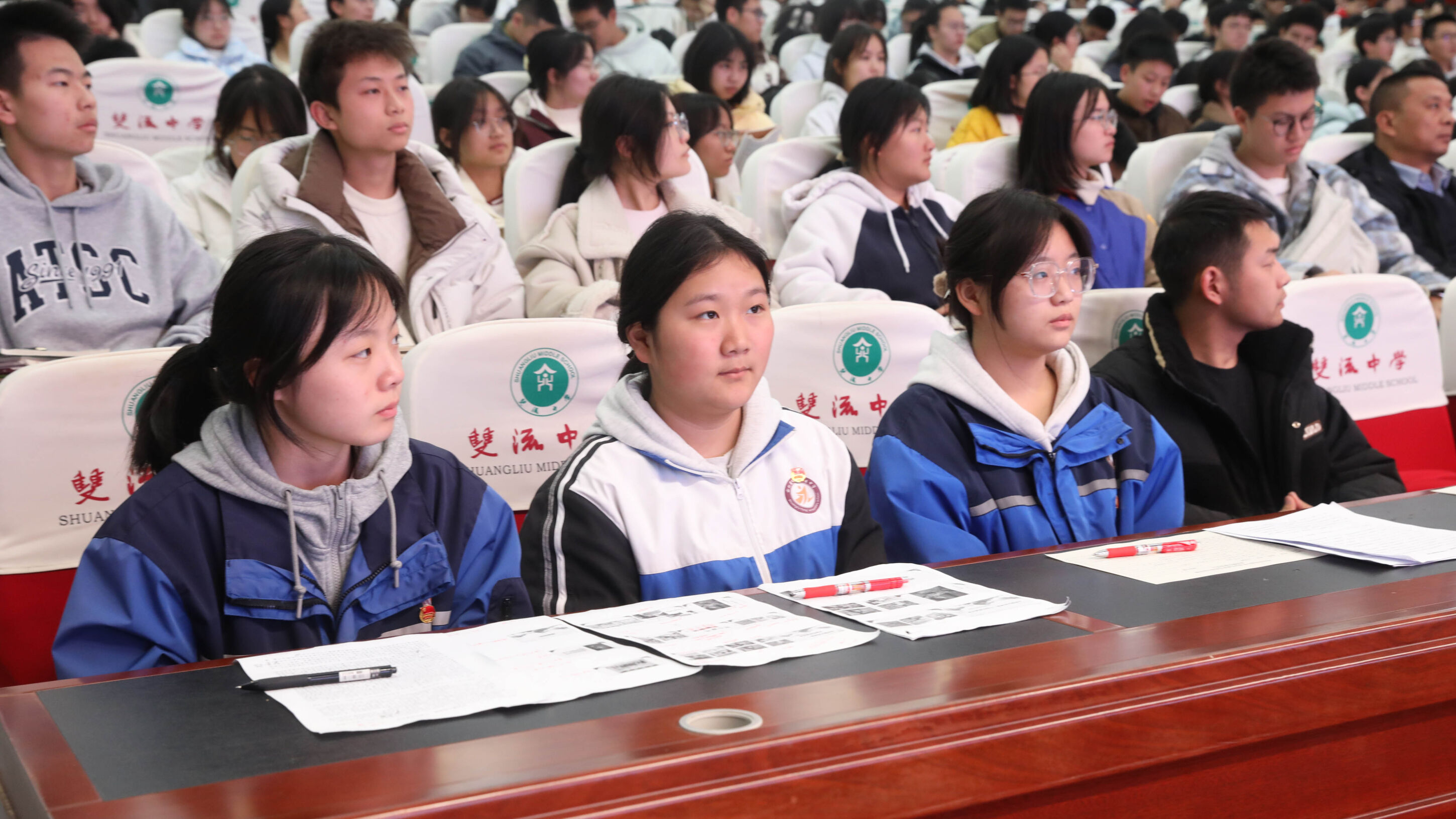 图4 观看比赛的同学们