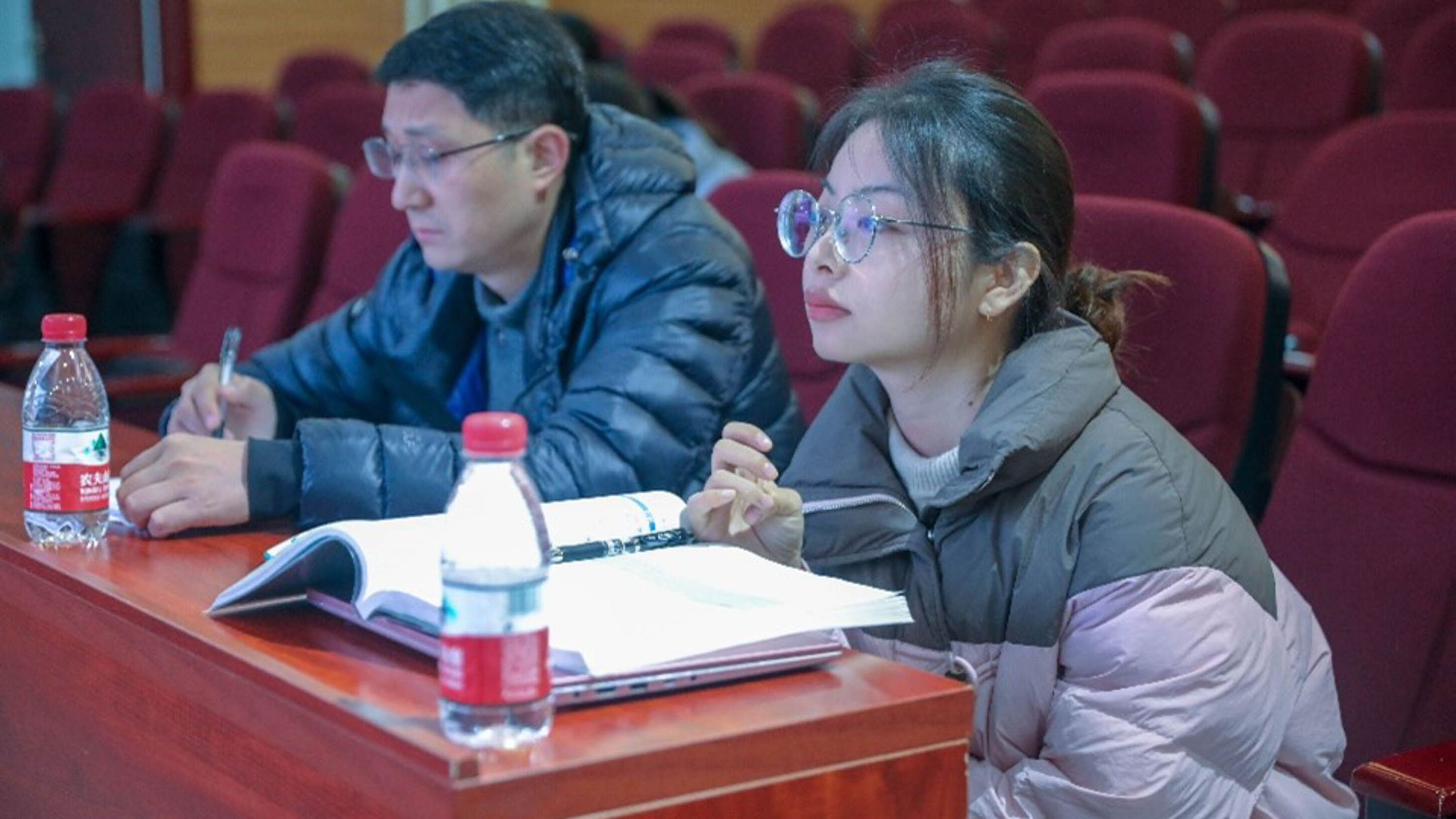 图6 认真观课的老师们