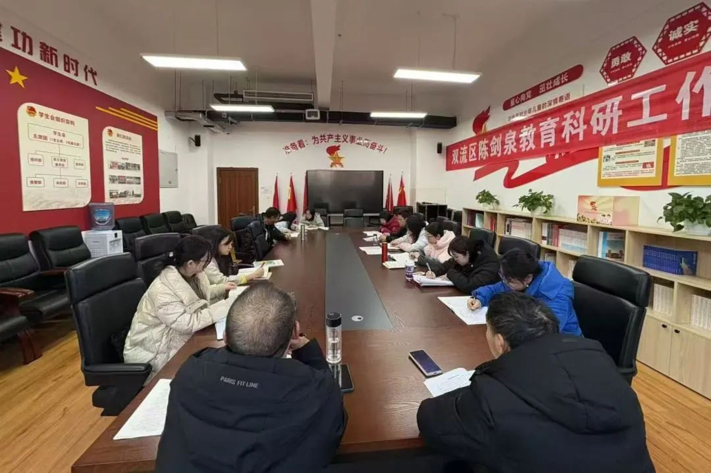 图1 语文组教师开会研讨