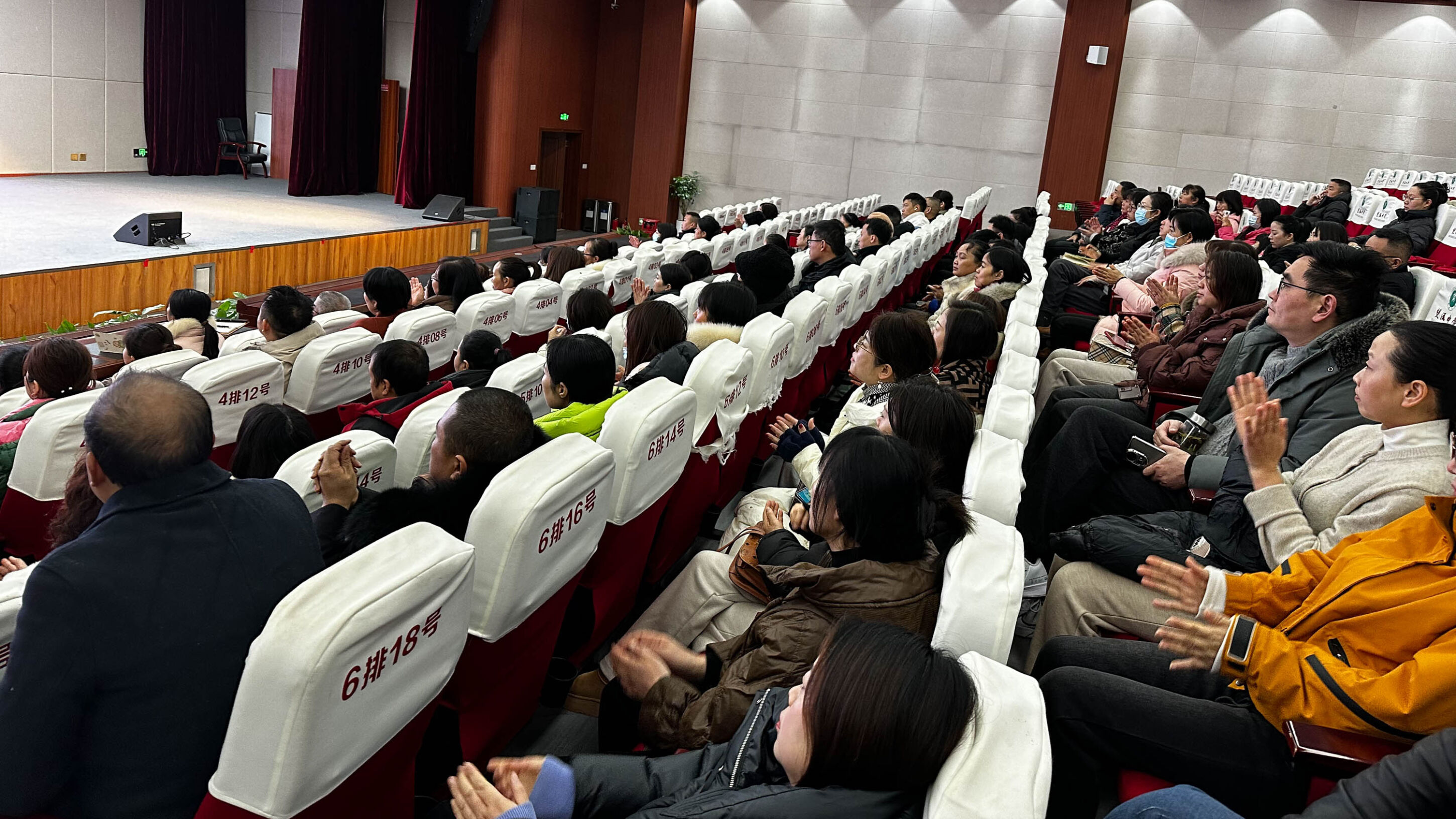 图2 家长们认真聆听