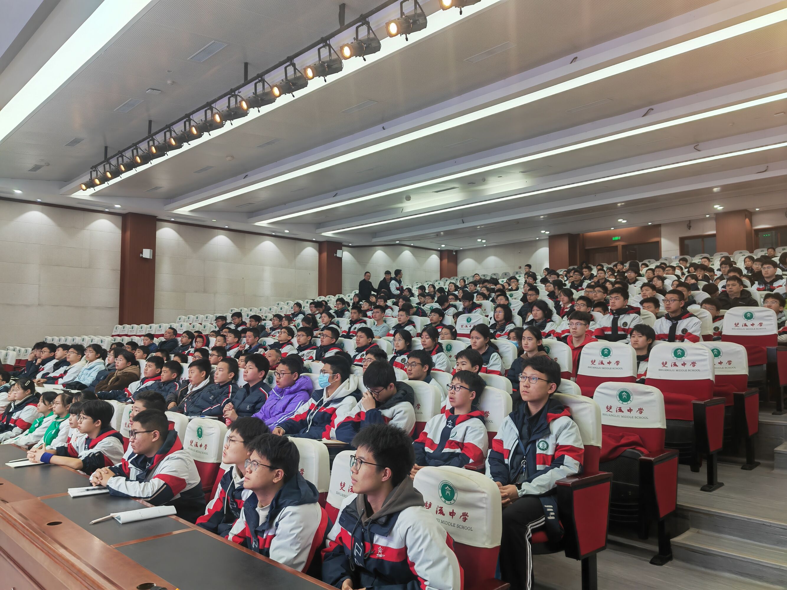 图7：认真听讲的学生们