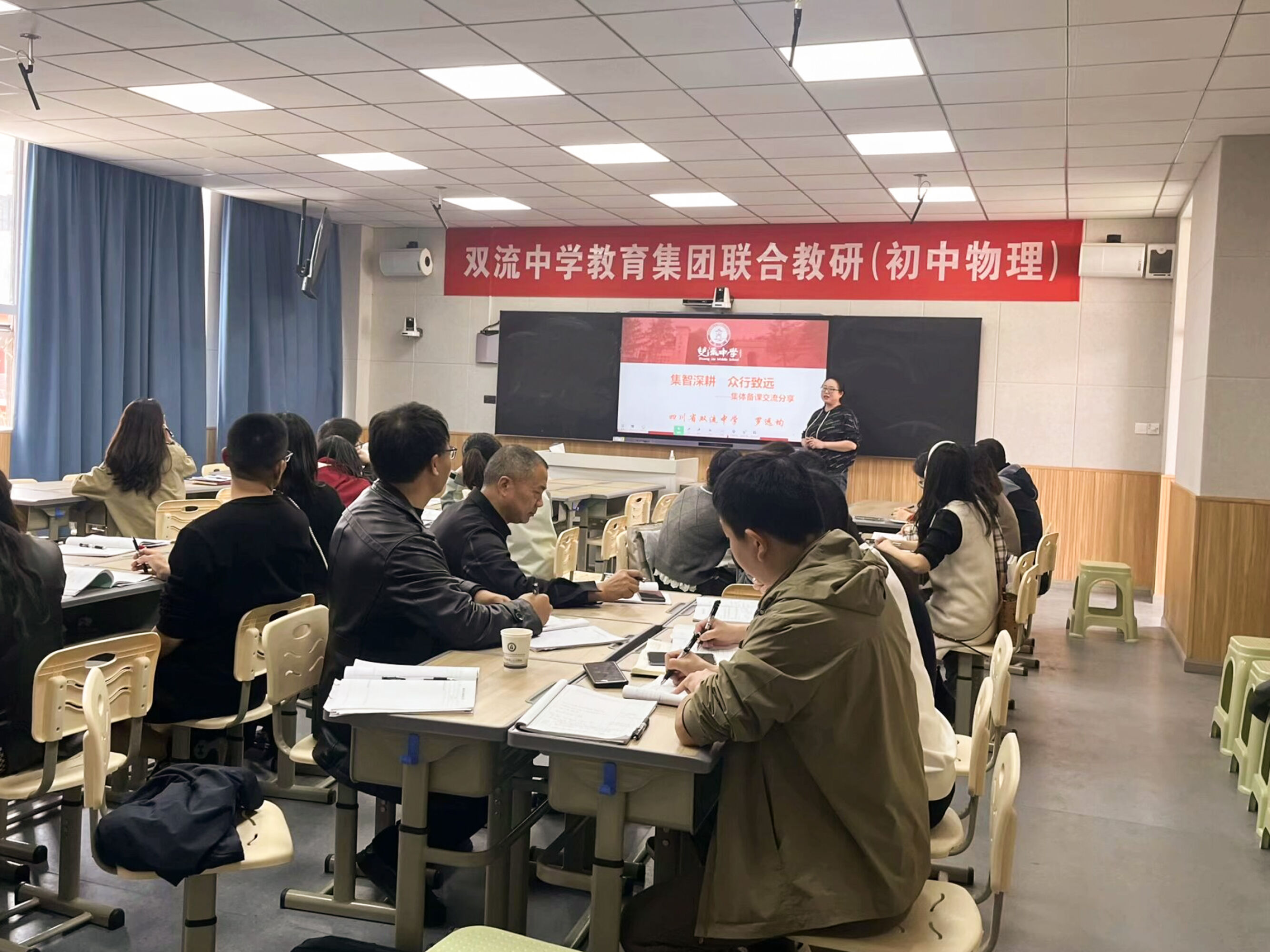 图7 罗远均老师讲座现场