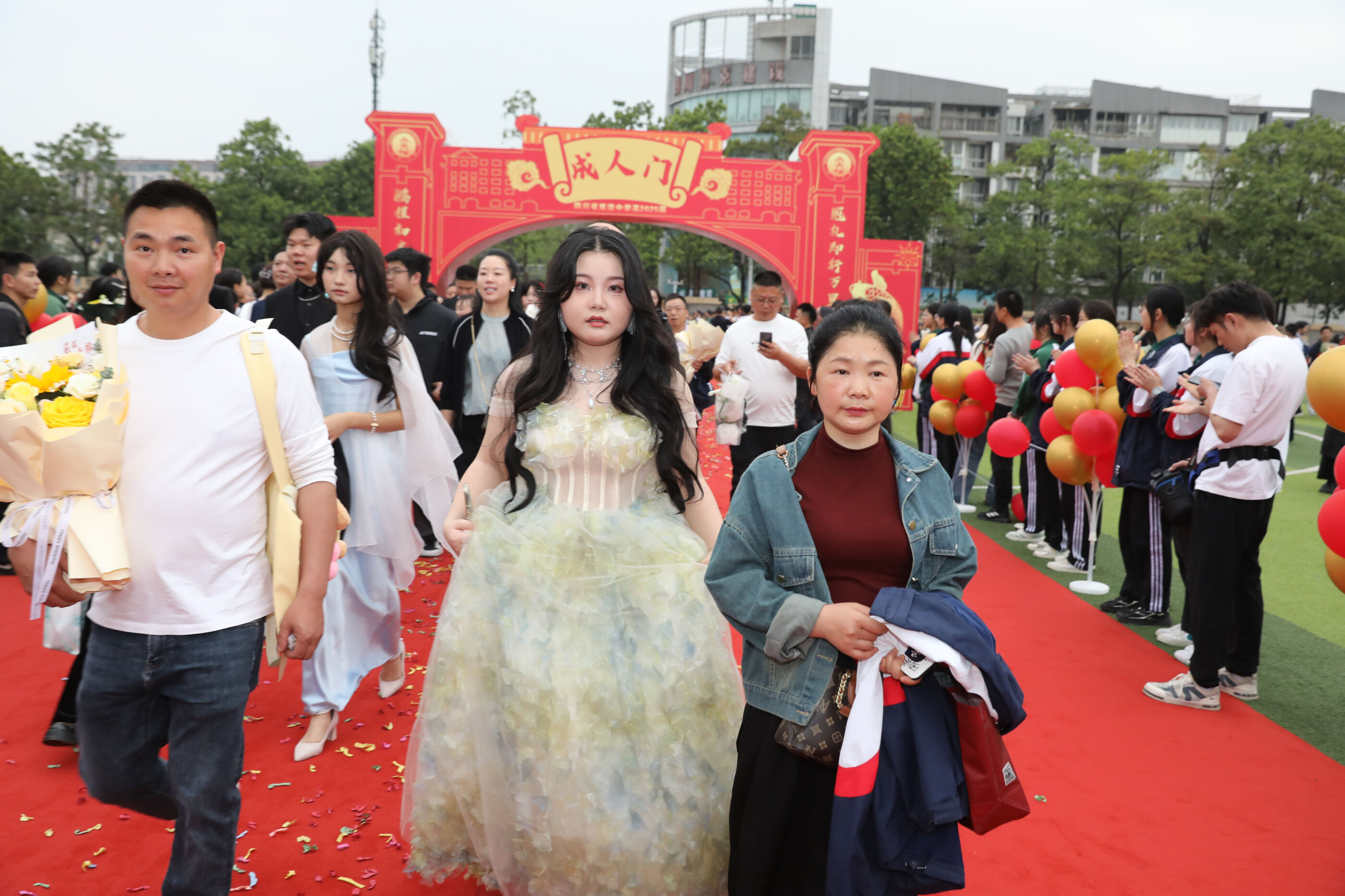 高三10班的学生在家长陪同下通过成人门
