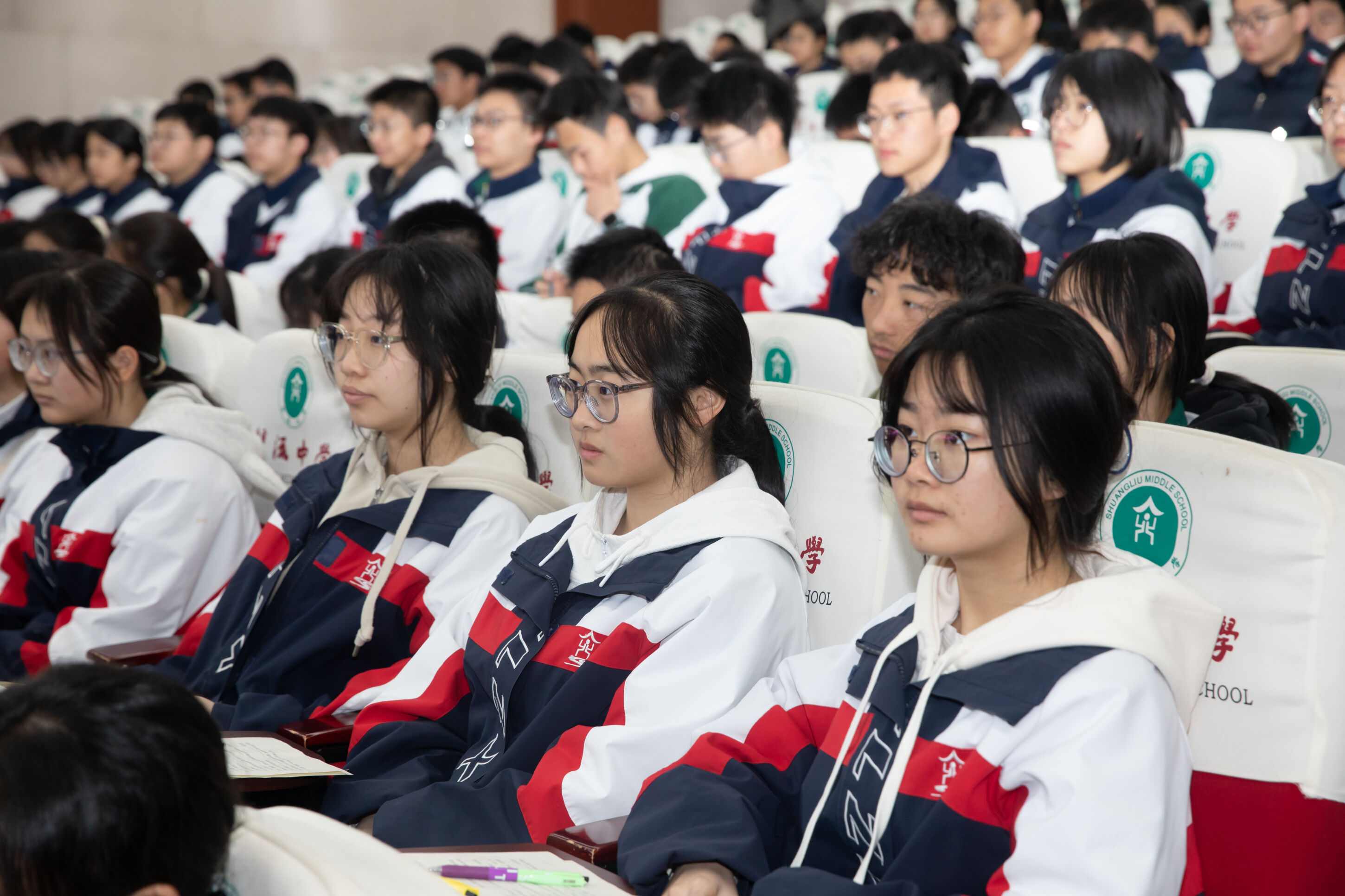 图3 同学们认真聆听
