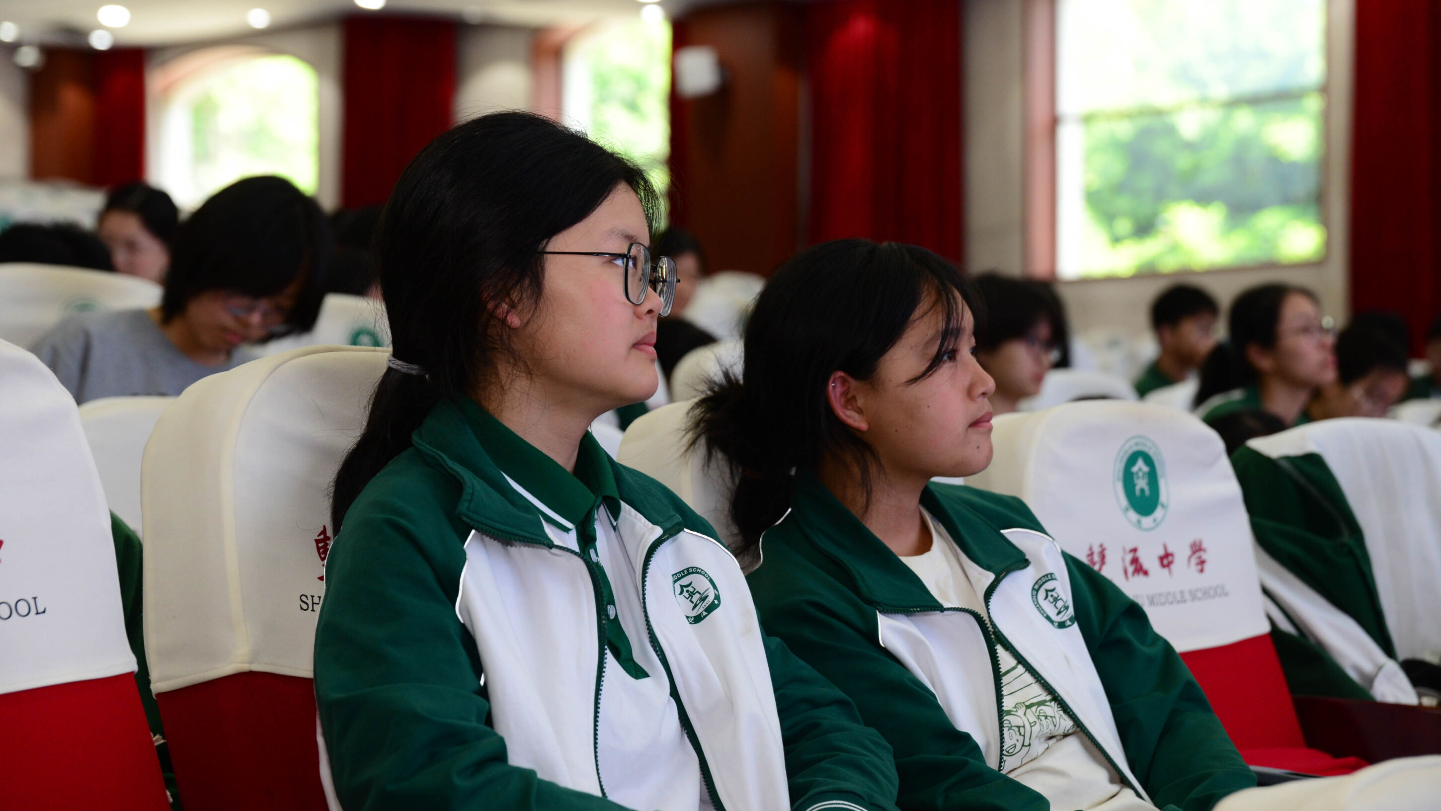 图4 同学们认真聆听