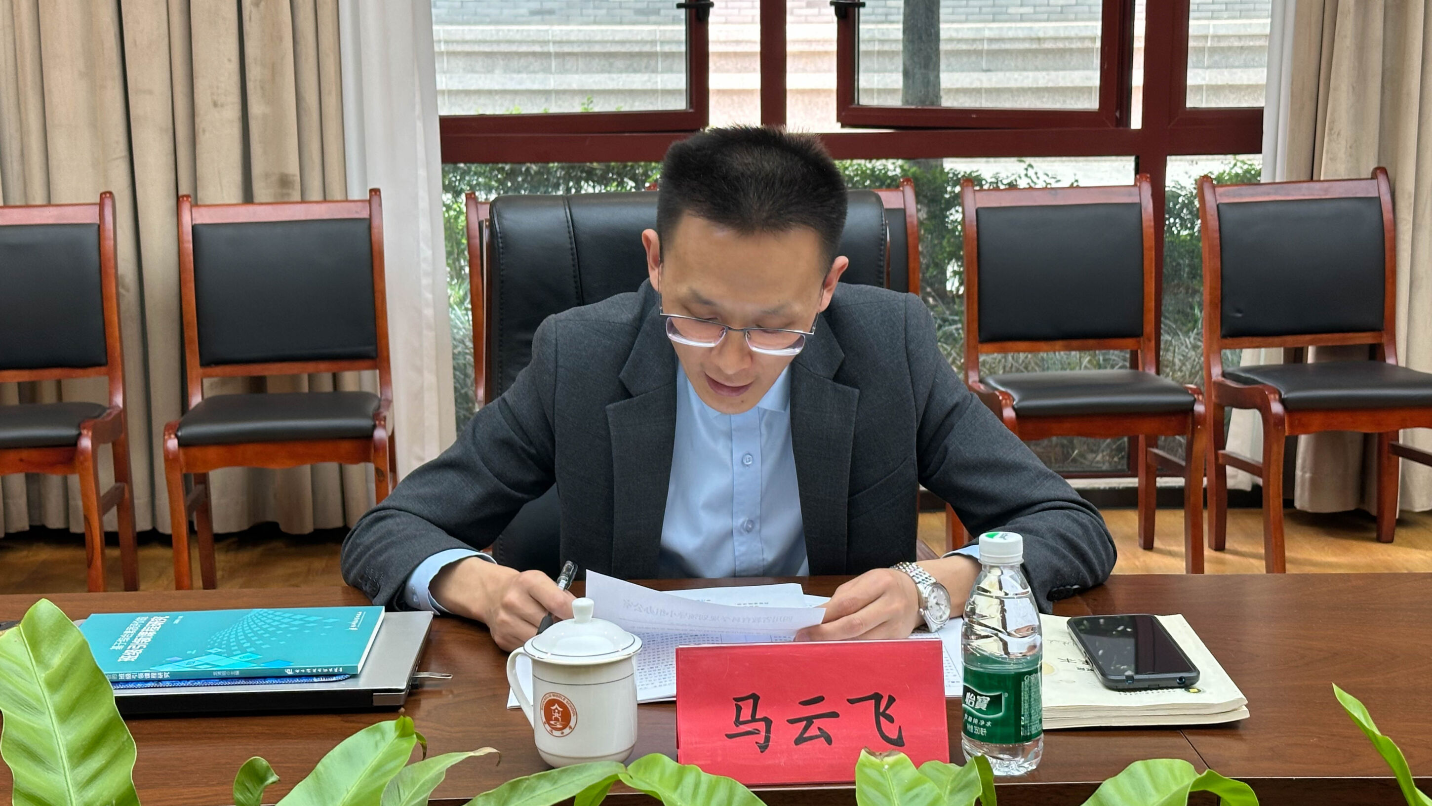 图3 省教科院教研员马云飞宣读课题立项通知