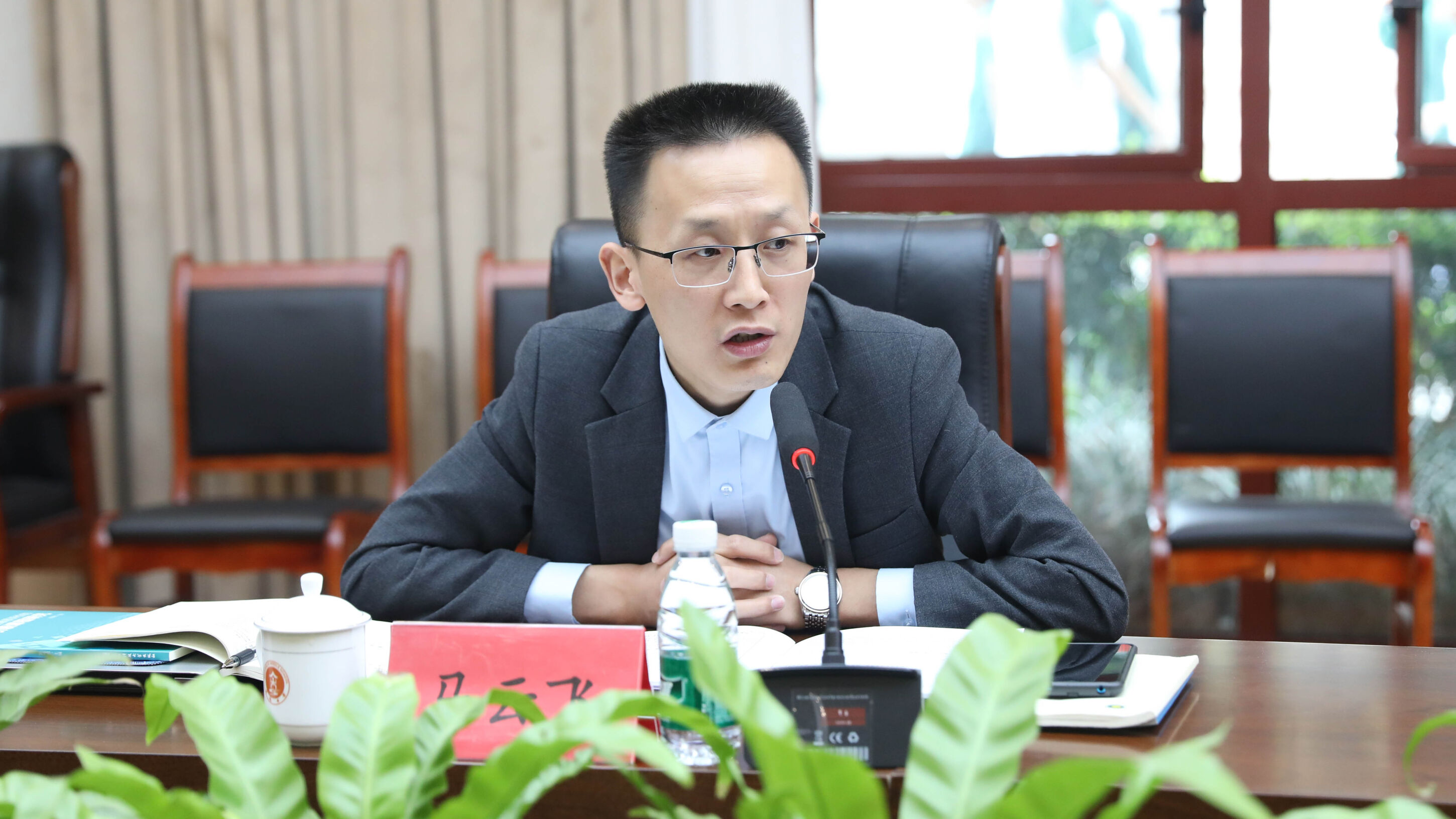 图5 马云飞主任进行课题指导