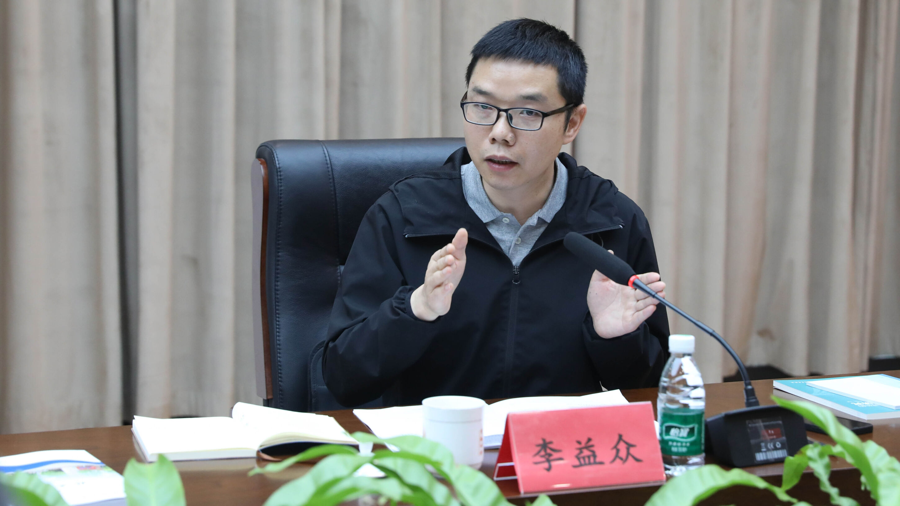 图6 李益众主编进行课题指导
