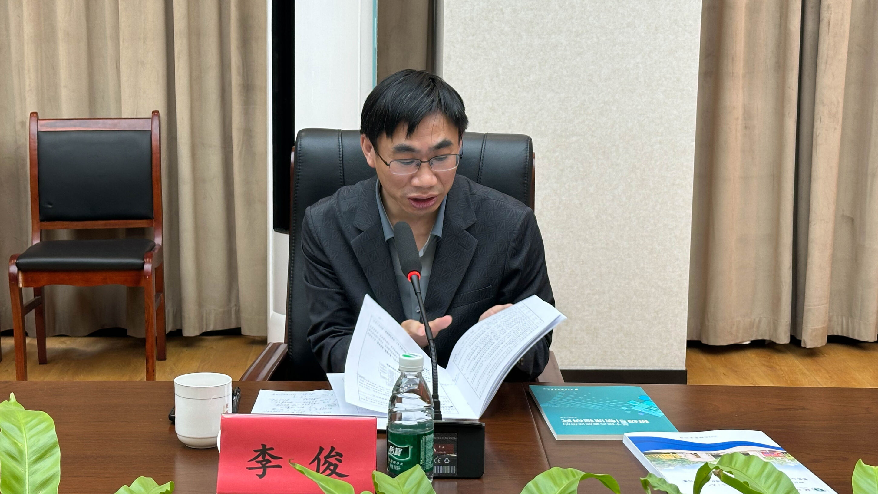 图7 李俊教授进行课题指导