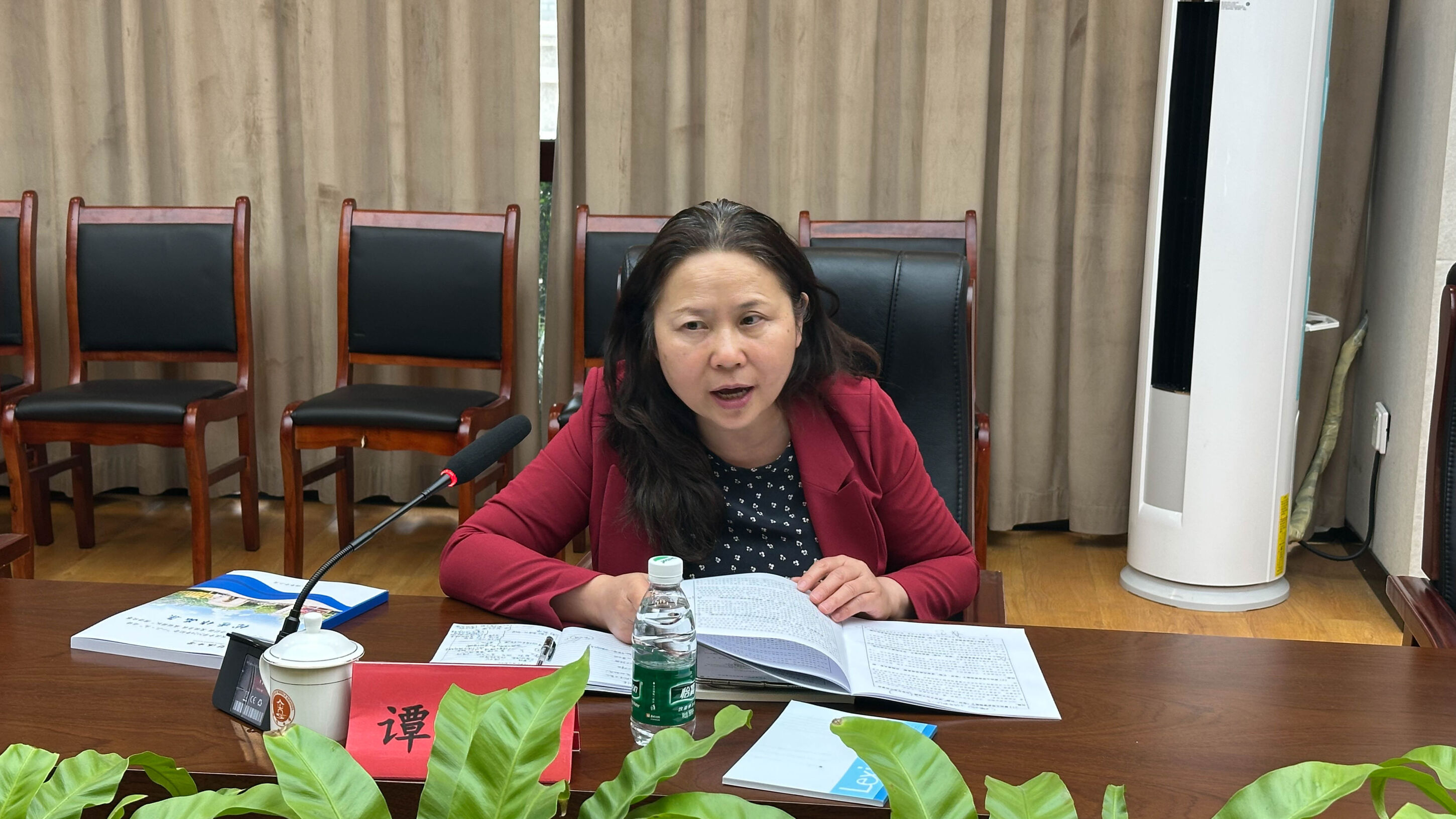 图8 谭文丽院长进行课题指导