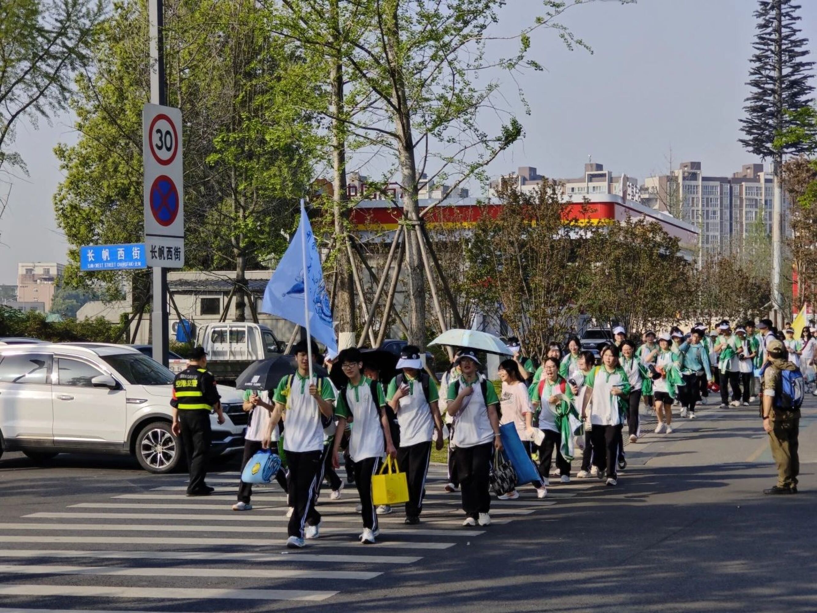 图一：学生出游