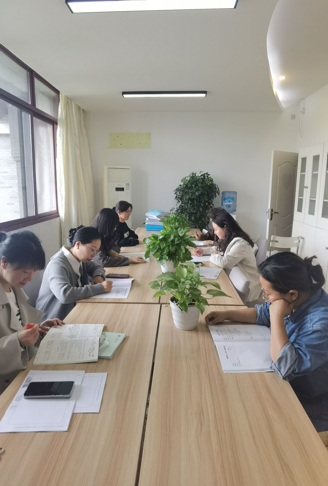 图片三：老师教研