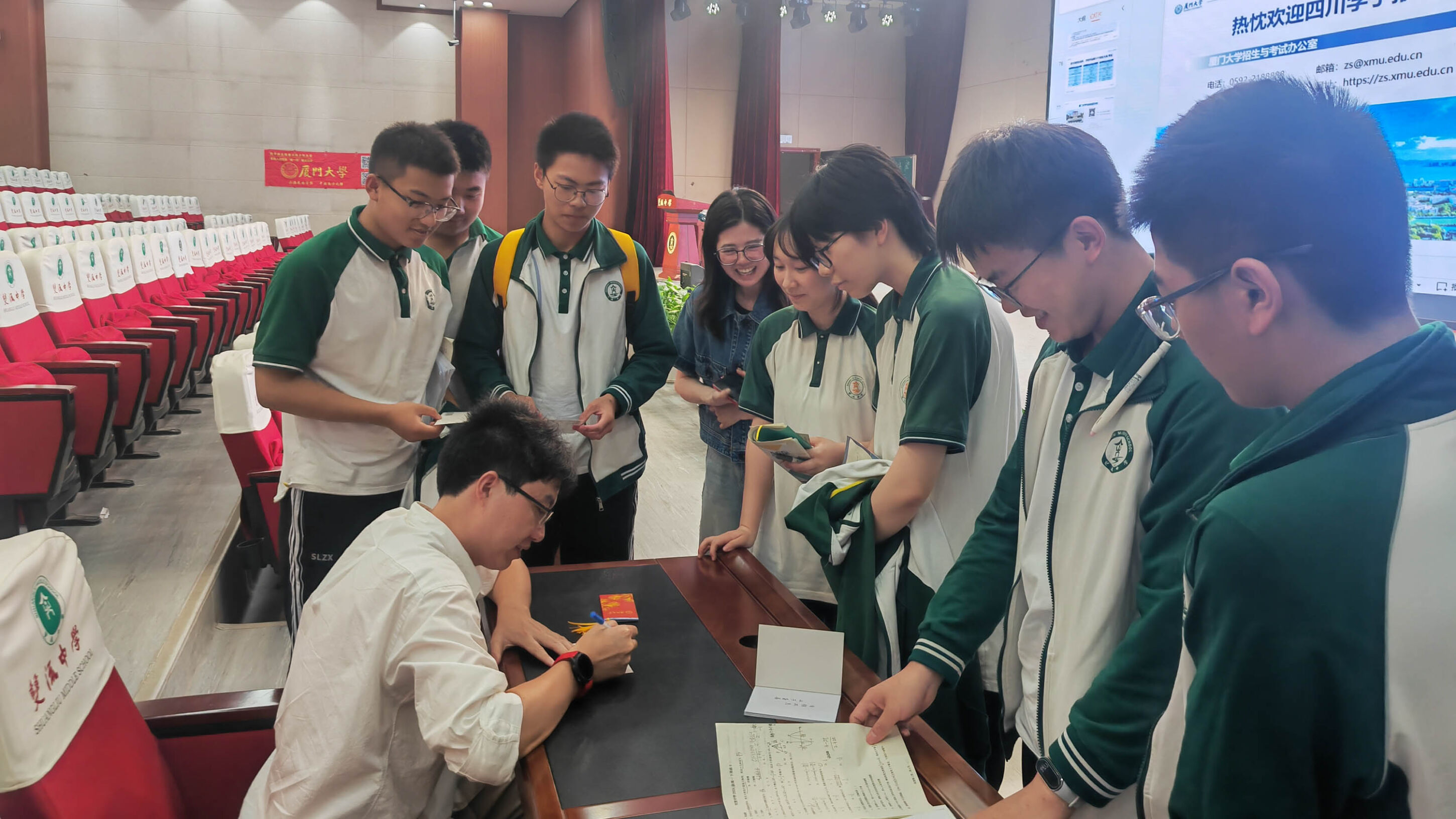 图4 同学们热情地向杨教授请教