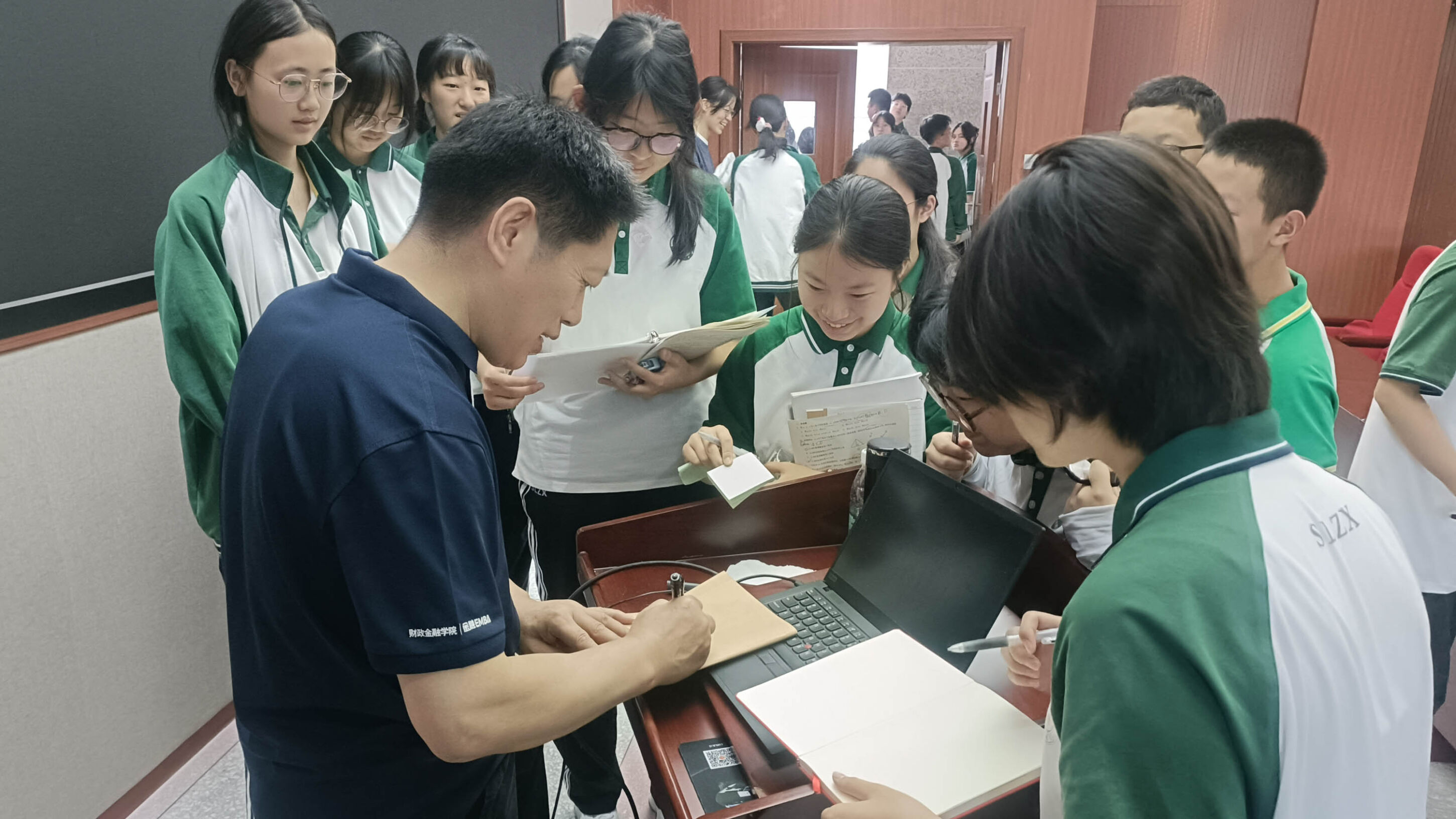 图4 同学们积极踊跃向戴教授请教