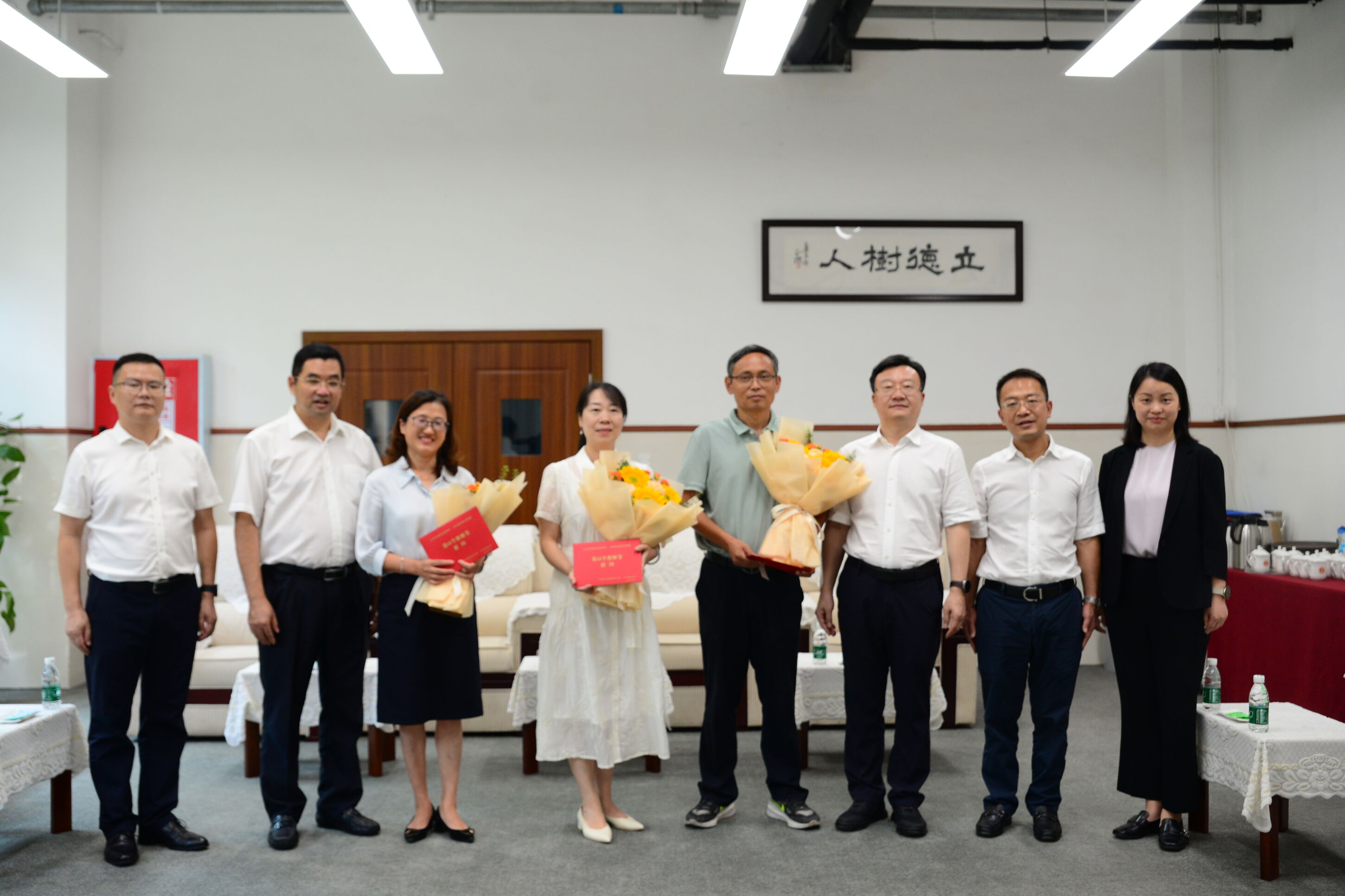 图4 慰问双流区教师代表