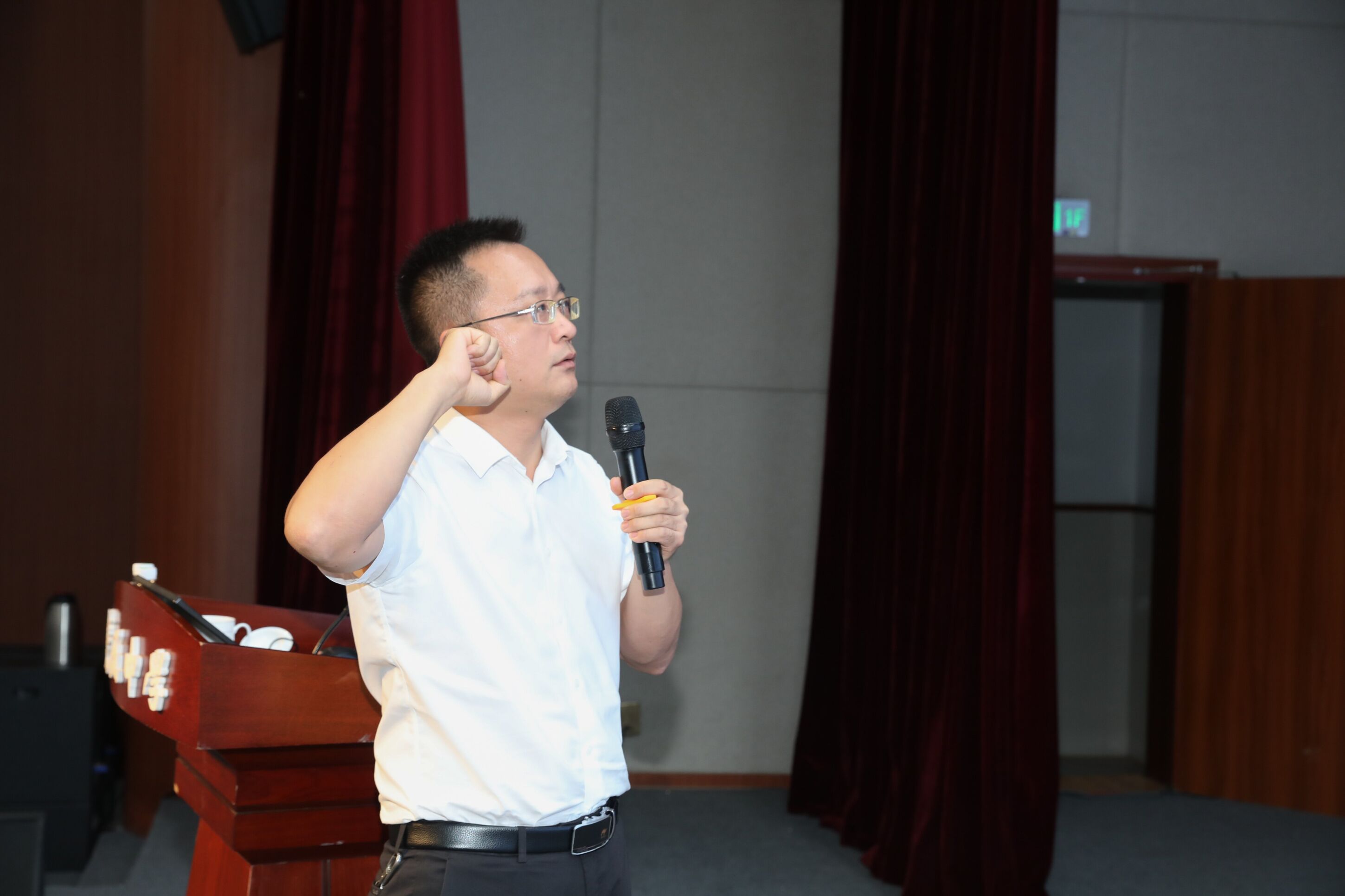 图5 杜江涛副校长宣誓