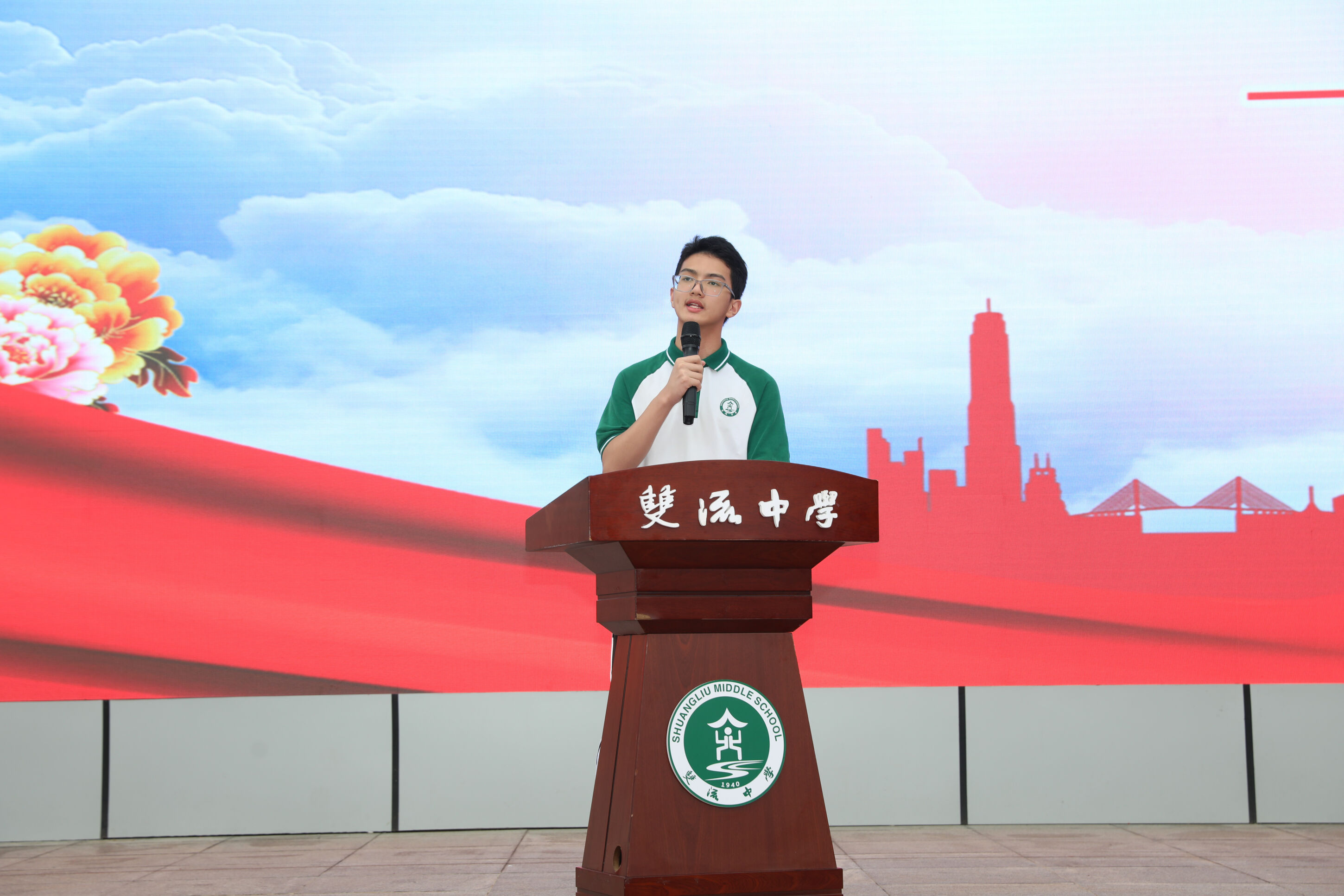 图片13 学生代表冯福周演讲