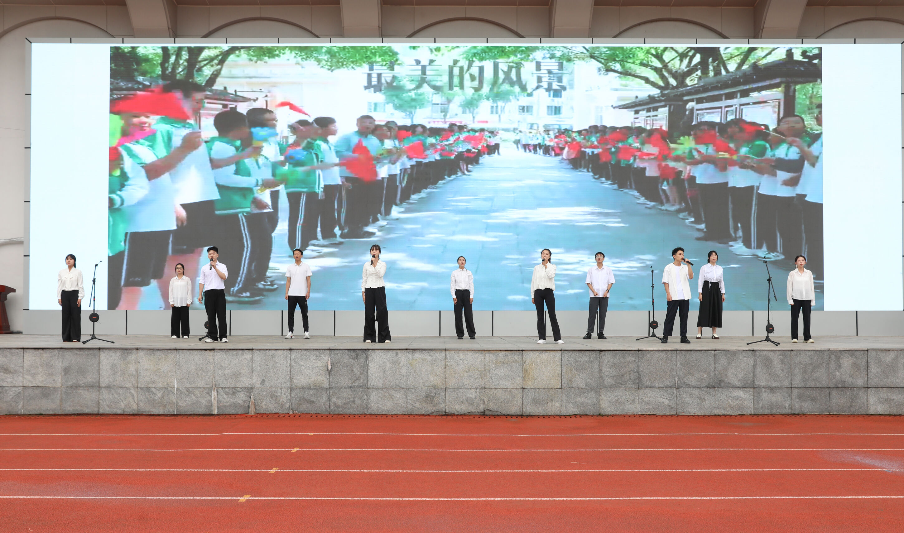 图片15 新教师演唱《我们都是追梦人》