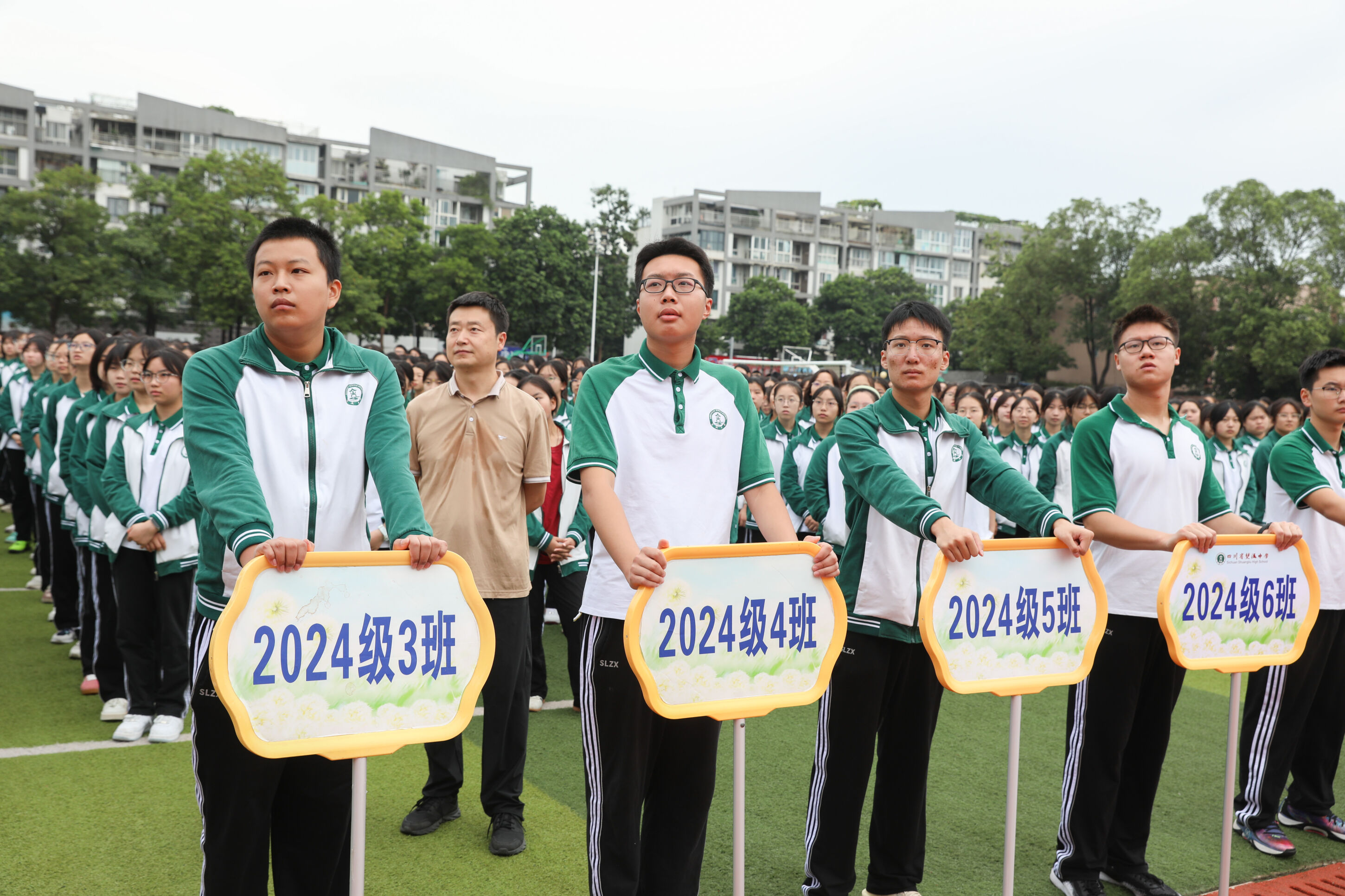 图片14 学生认真听讲