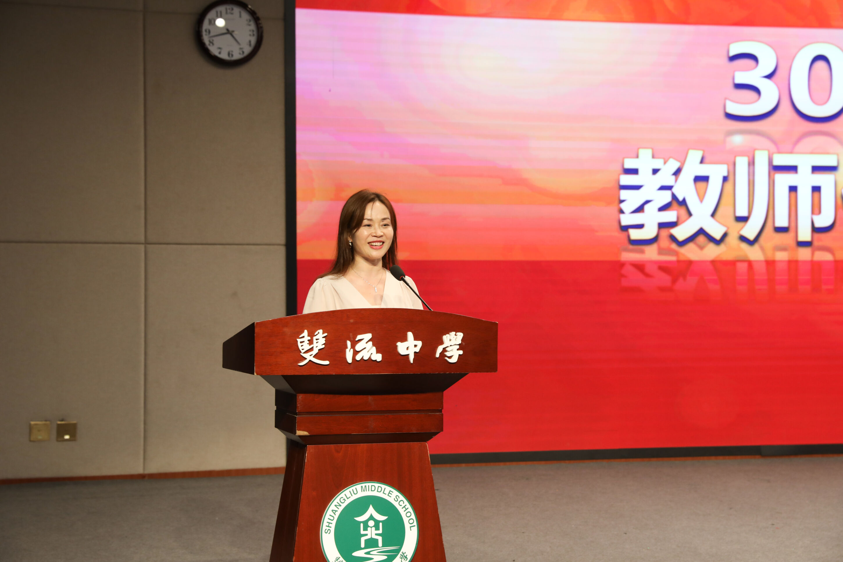 教师代表彭静老师发言