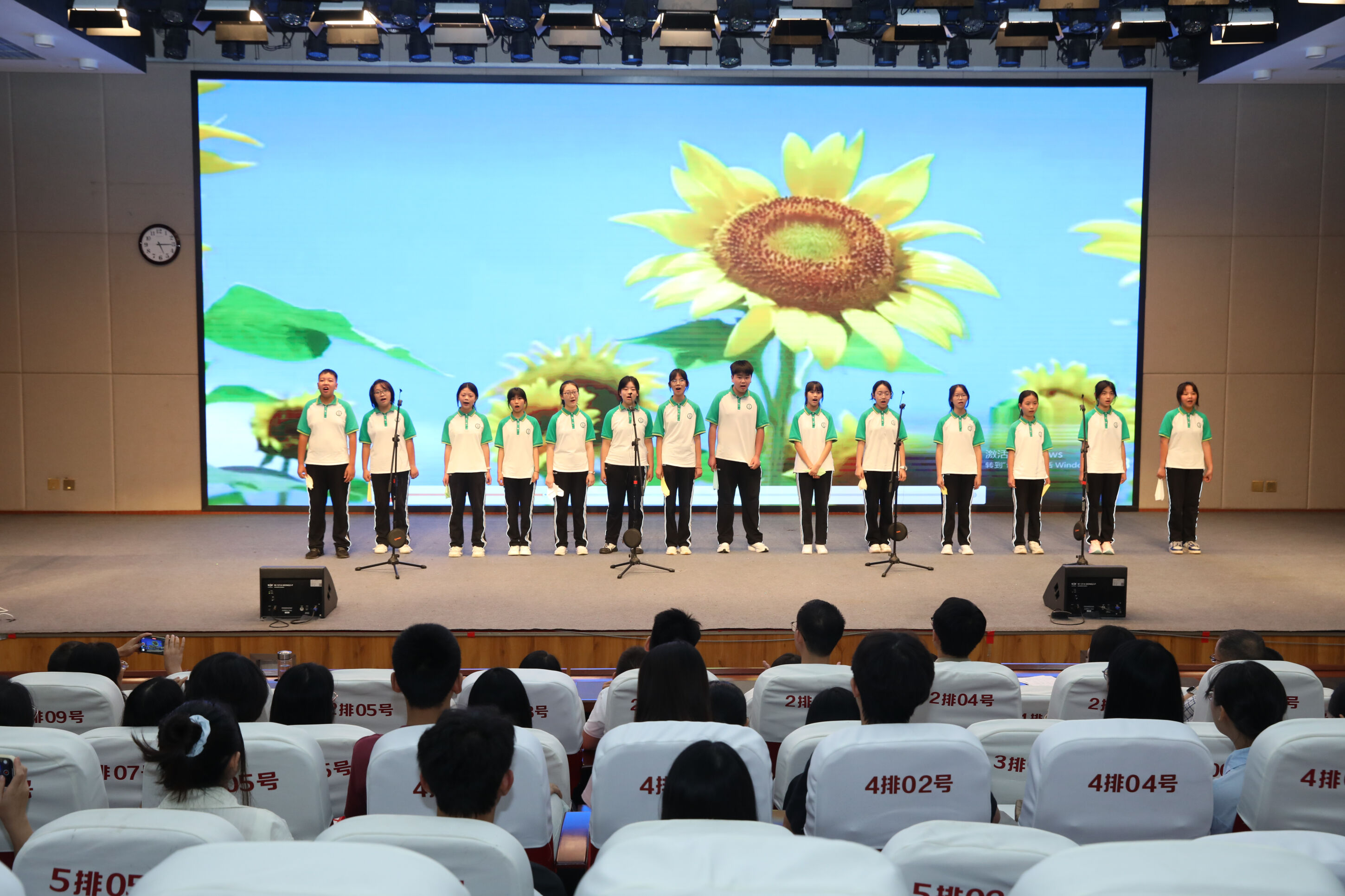 学生代表深情合唱《无与伦比的美丽》