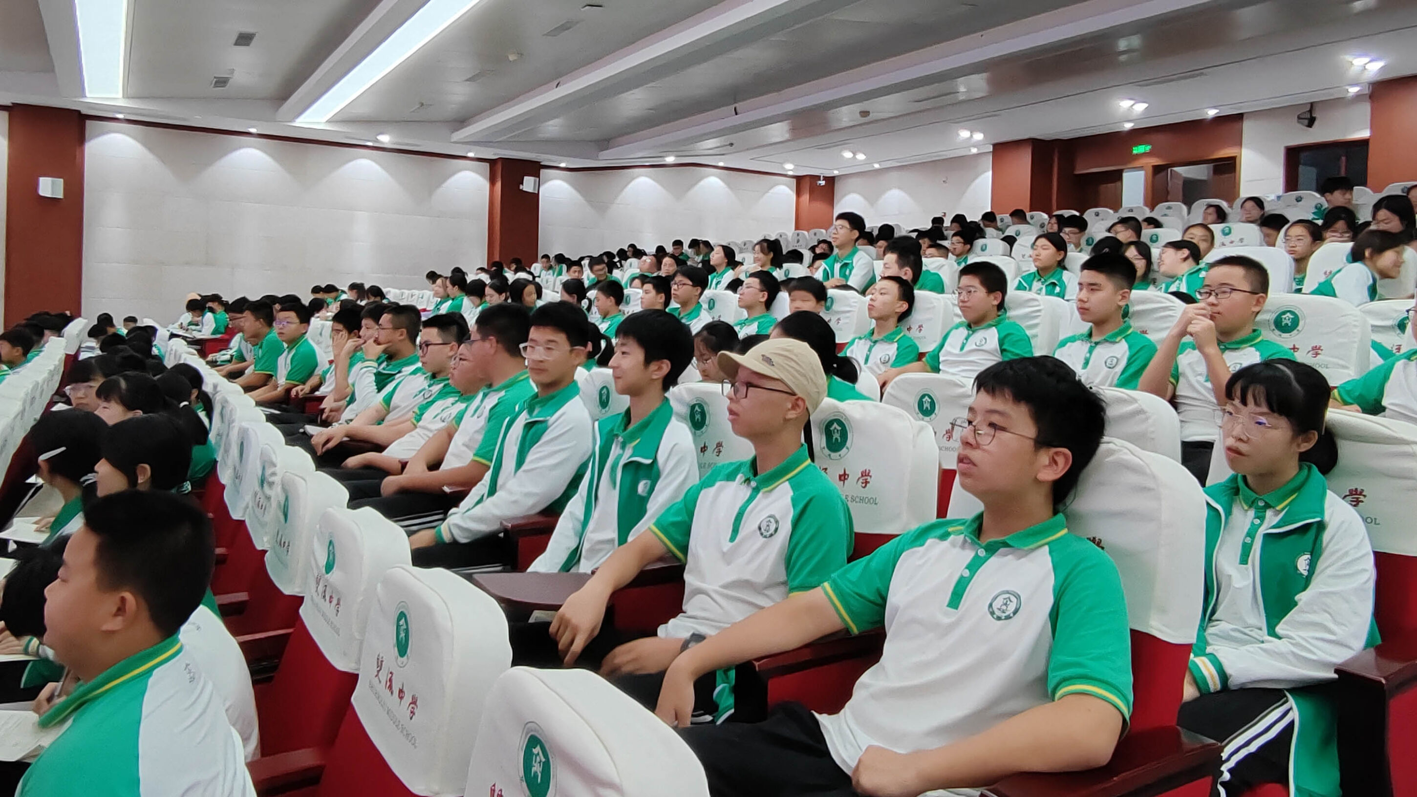 图3 同学们认真聆听