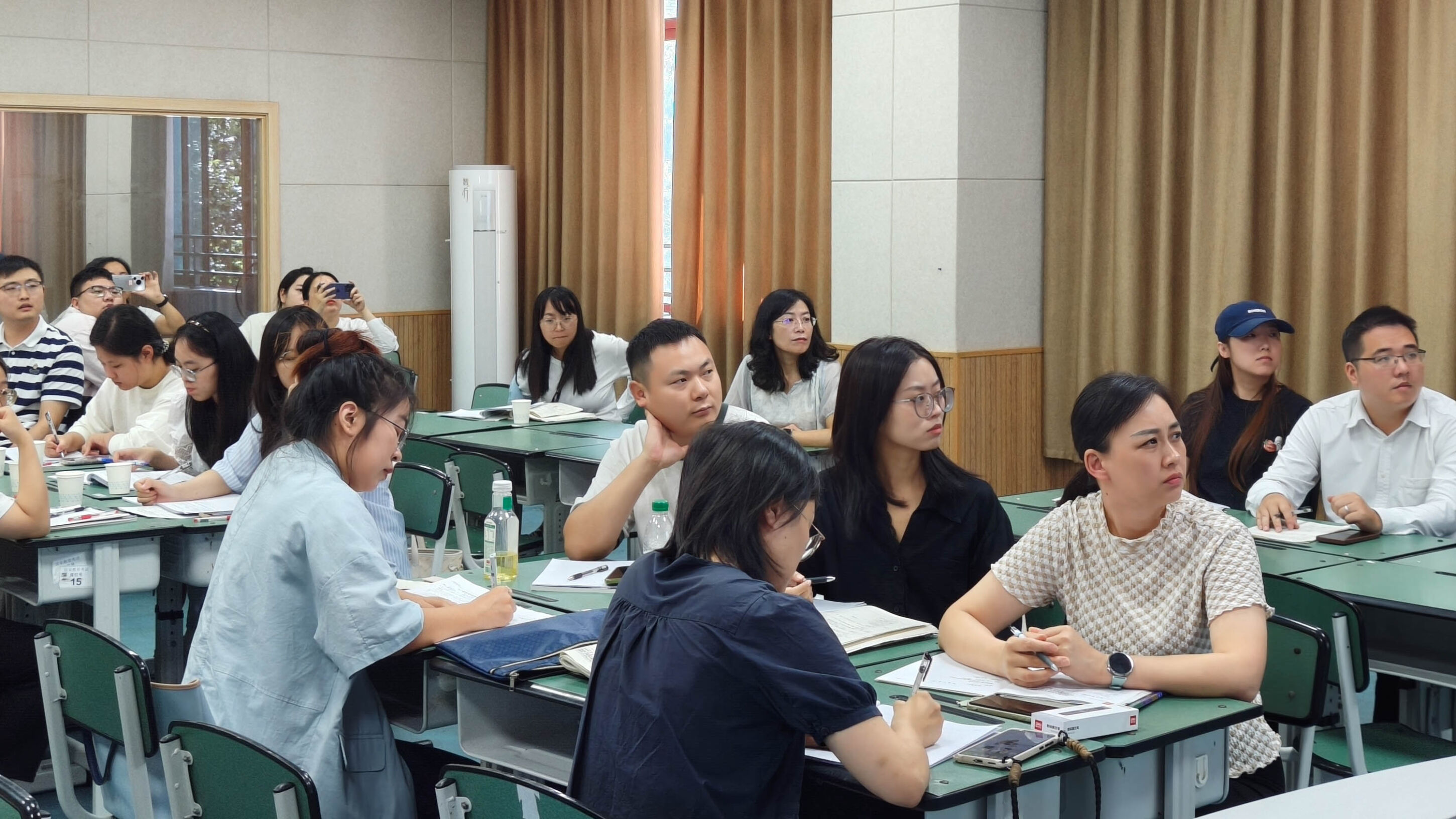 图2 双流中学的杨永顺老师公开课授课
