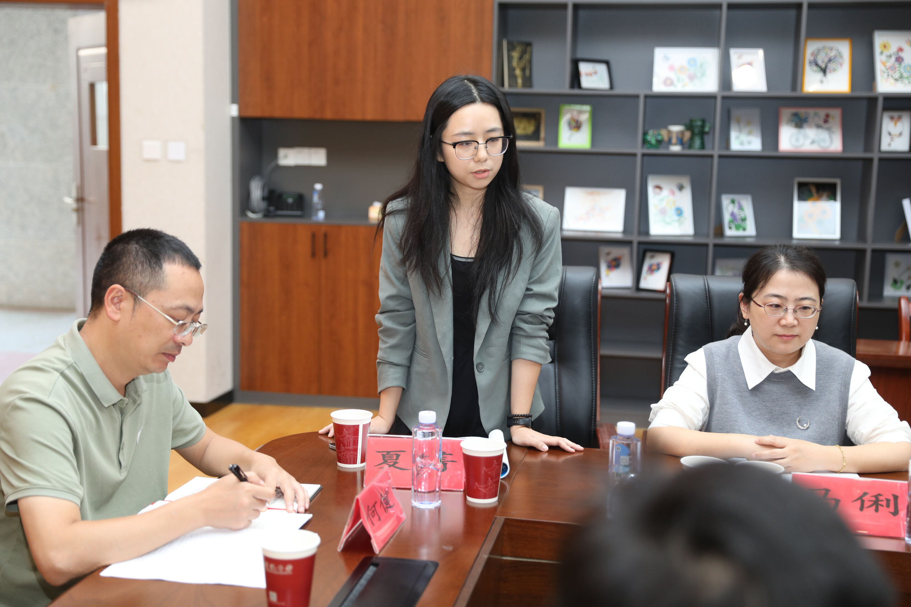 图6 青年教师夏菁发言
