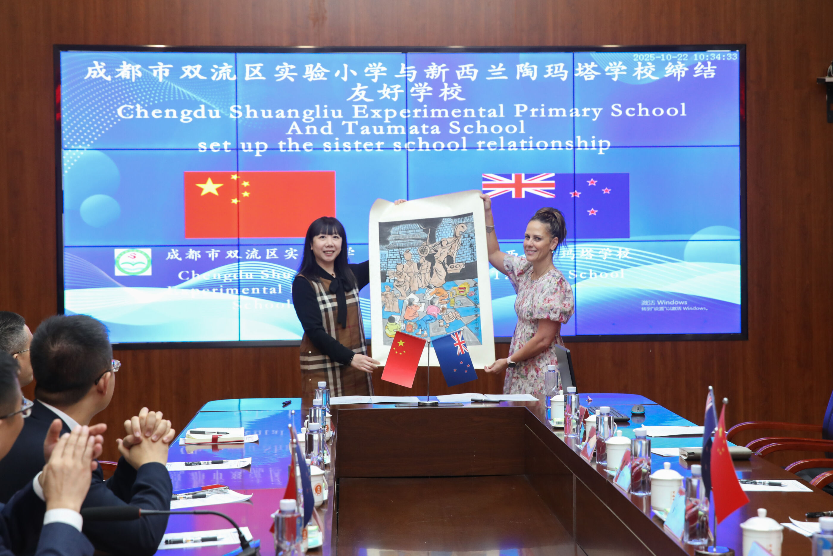 新西兰陶玛塔学校与双流区实验小学互赠礼物